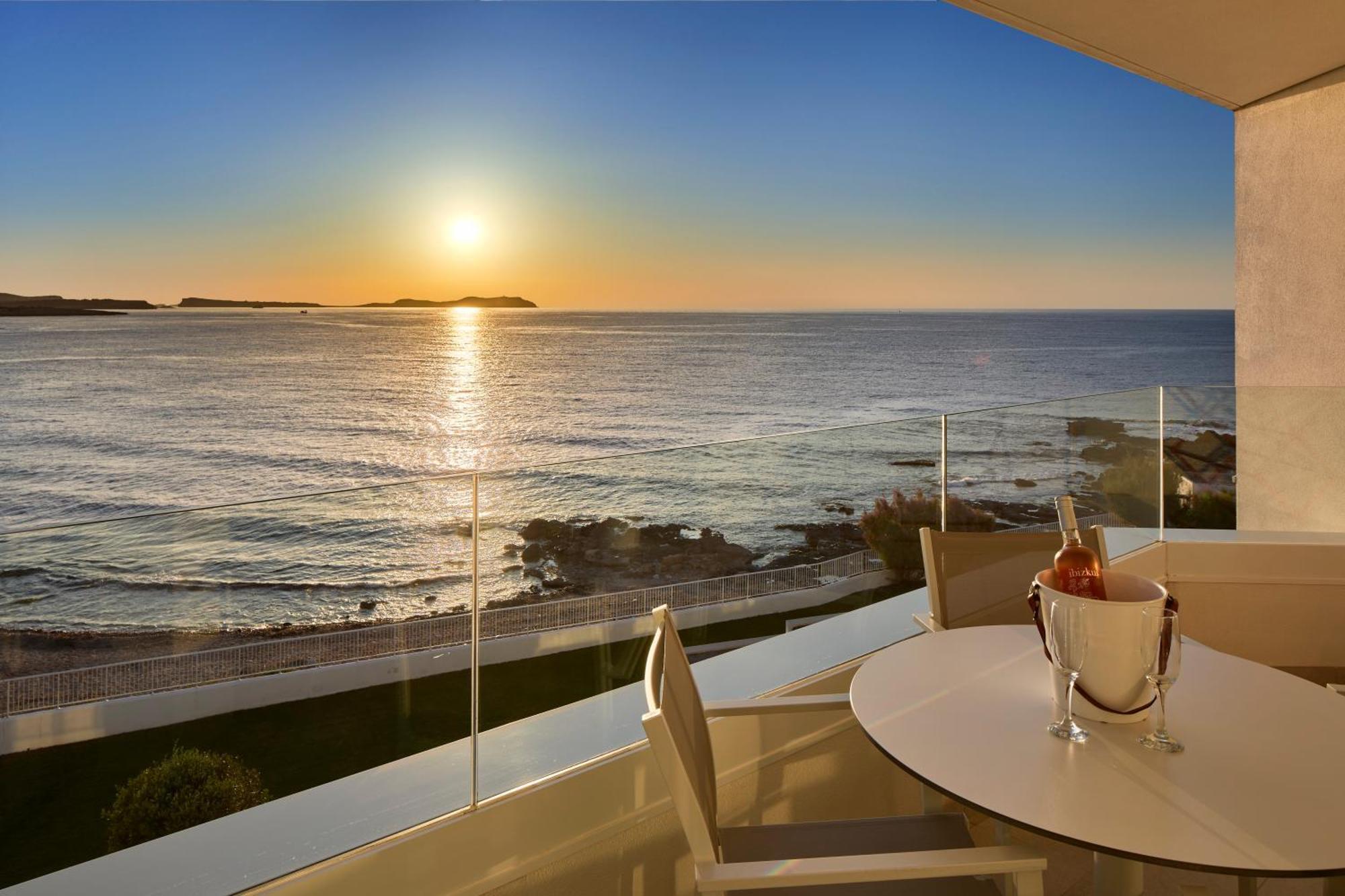 Two-Bedroom Suite with Panoramic Sea View,1742770025:JPEG