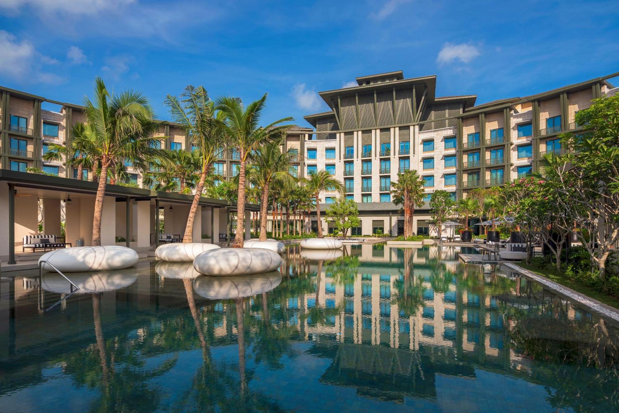 Premier King Suite with Pool View