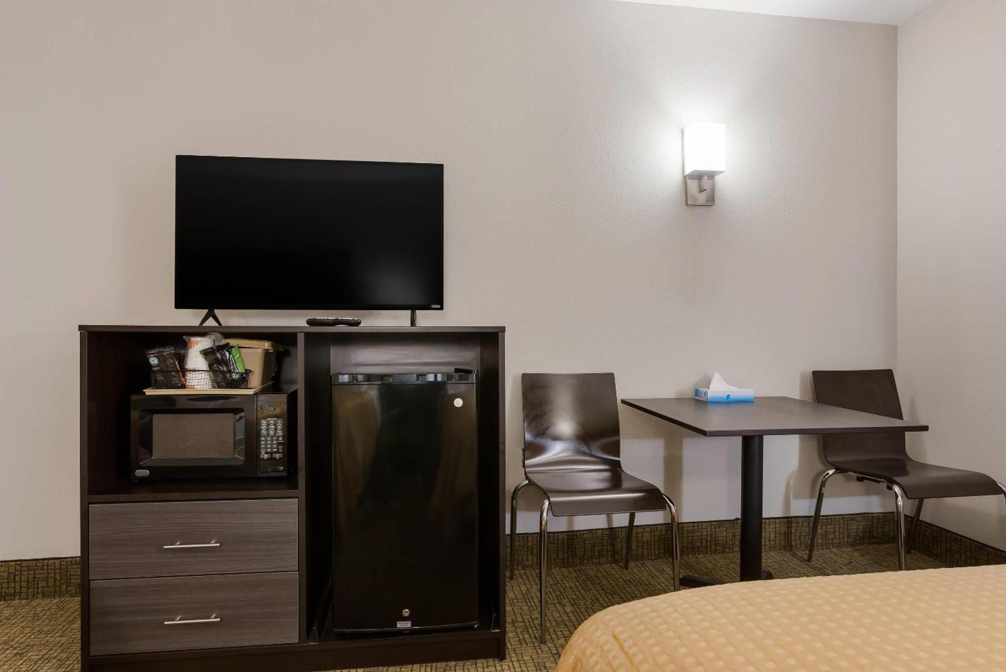 Queen Room with Two Queen Beds - Non-Smoking/No Pets