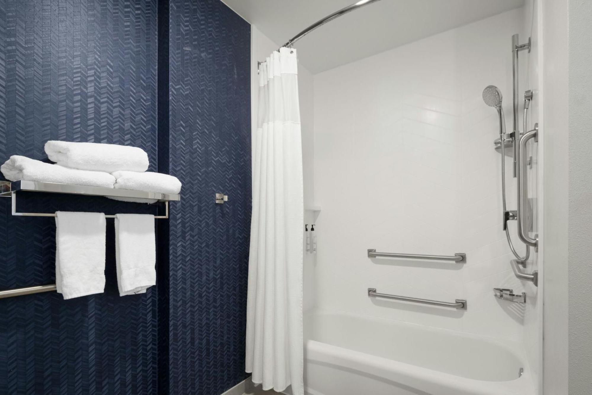 King Room with Roll-In Shower - Mobility Accessible