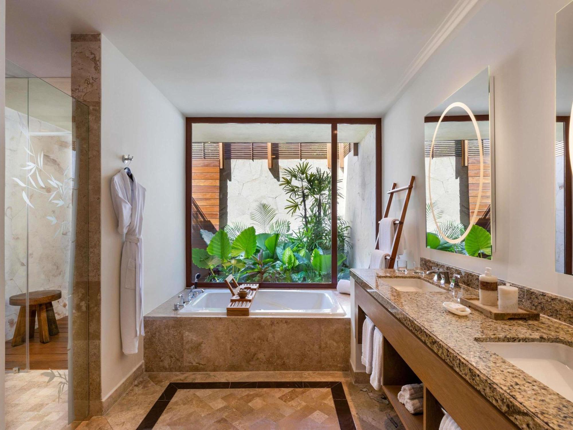 Chambre Fairmont avec 2 Lits Queen-Size et Baignoire - Vue sur le Jardin