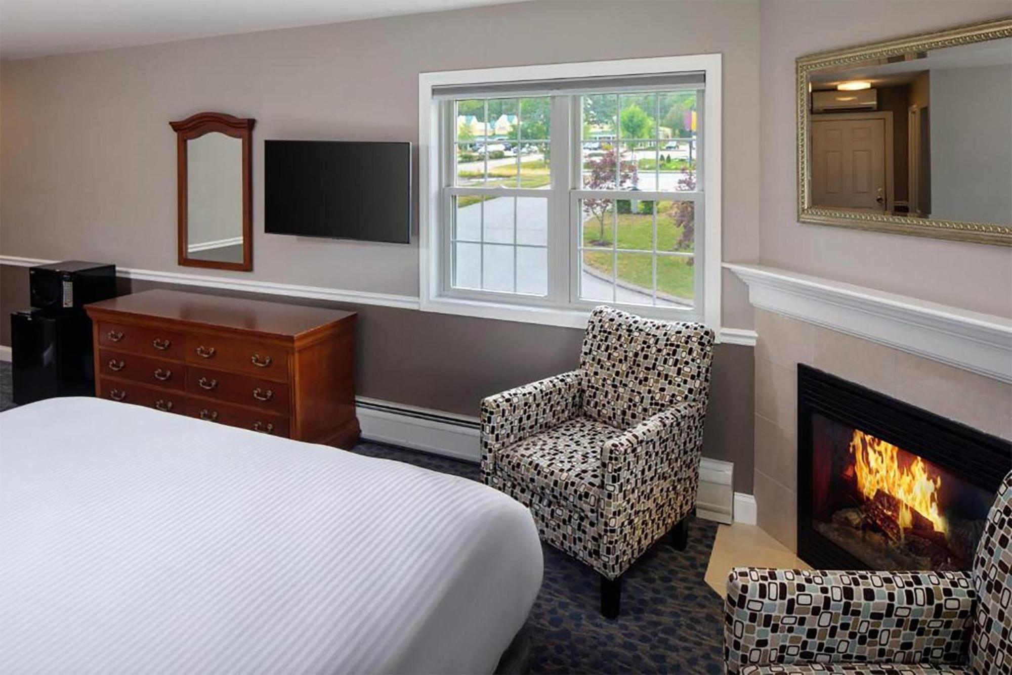 Luxury King Suite with Jetted Tub - Non-Smoking