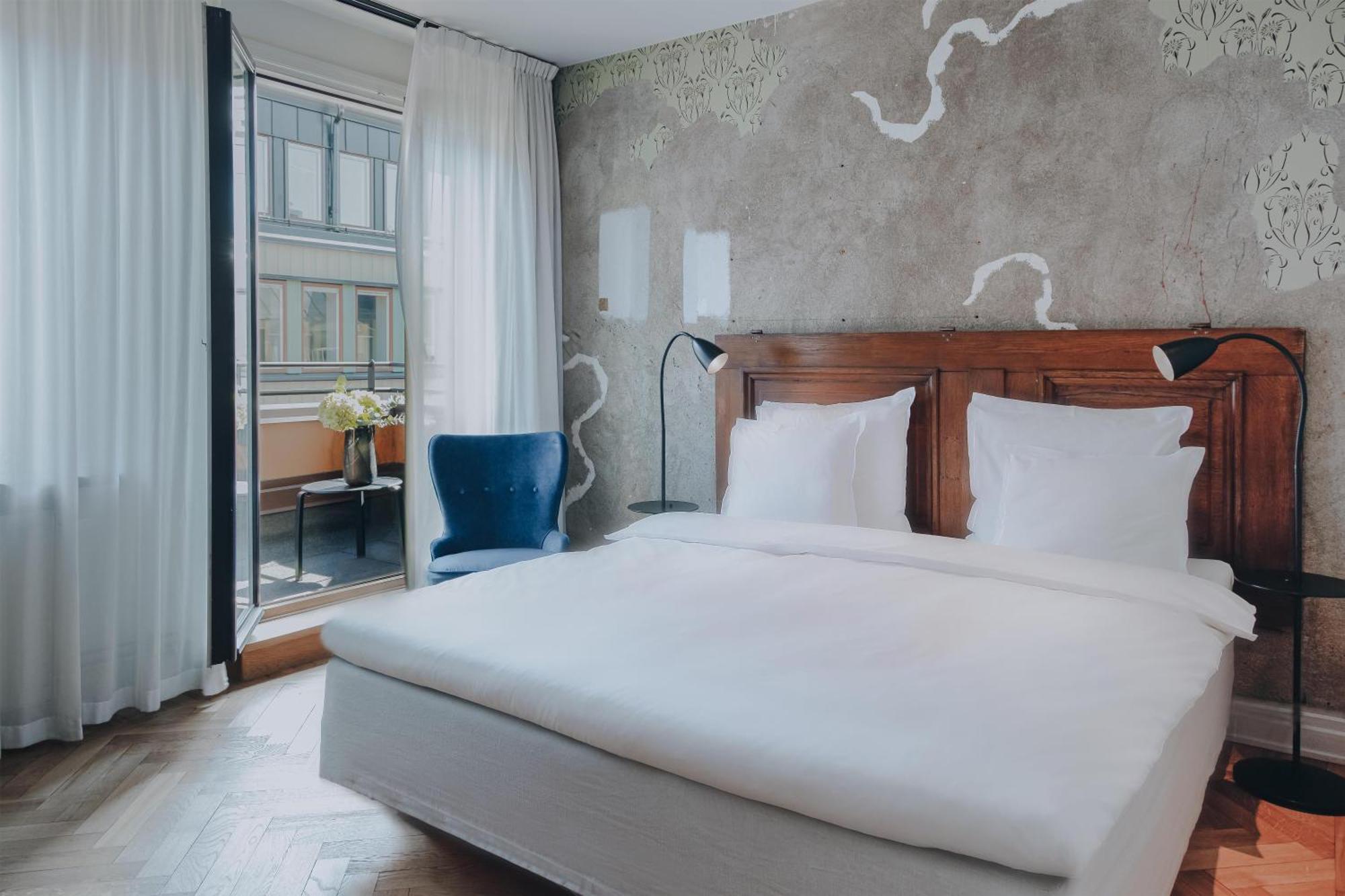 Zimmer mit Kingsize-Bett und Balkon