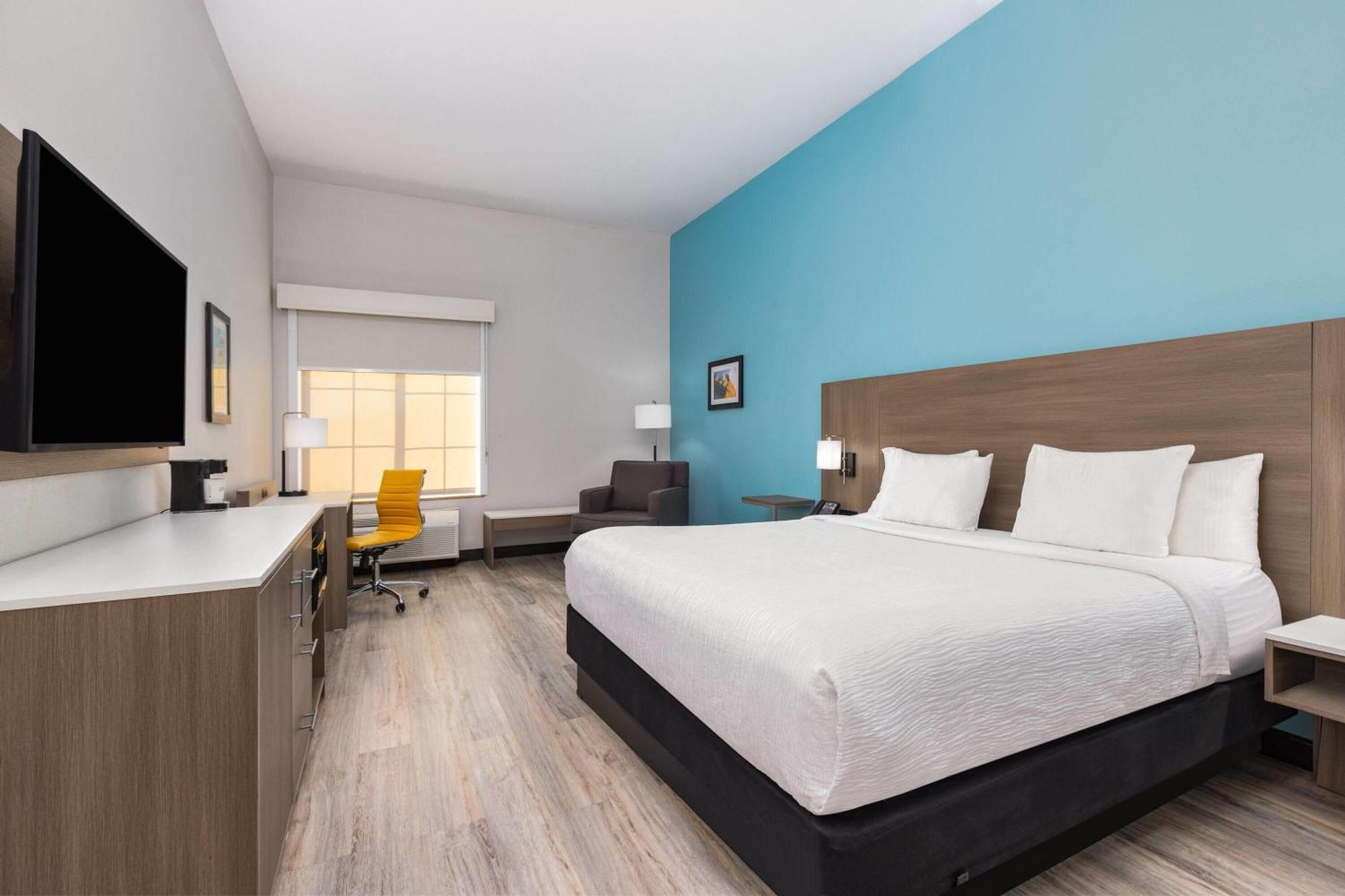 King Room with Bath Tub - Mobility Accessible/Non-Smoking