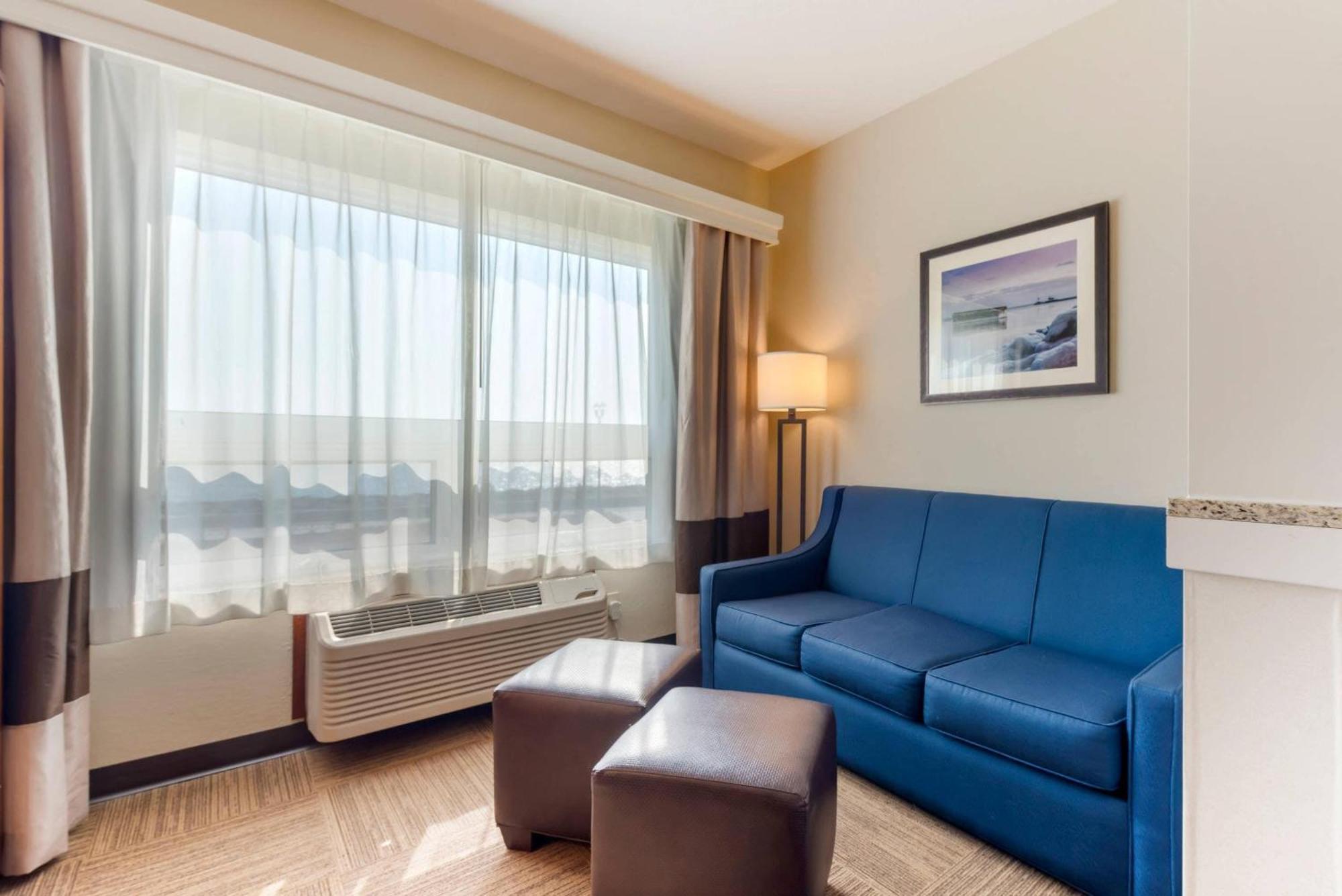 Queen Suite with Sofa Bed - Lake View