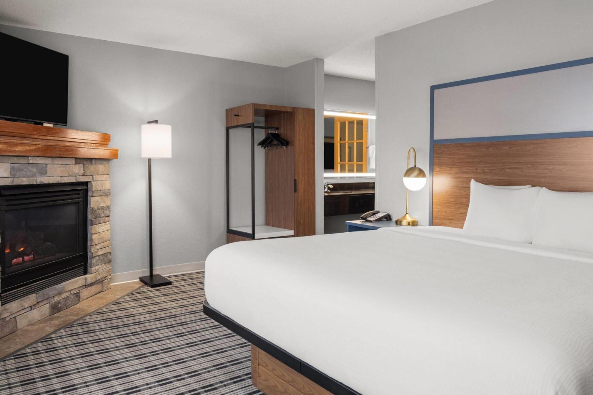 One-Bedroom King Suite - Non-Smoking