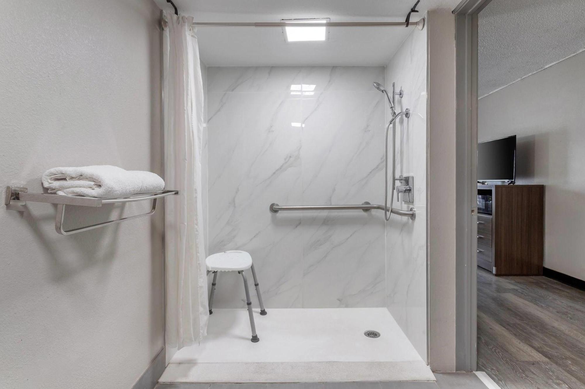 King Room with Roll-in Shower - Mobility Access/Non-Smoking