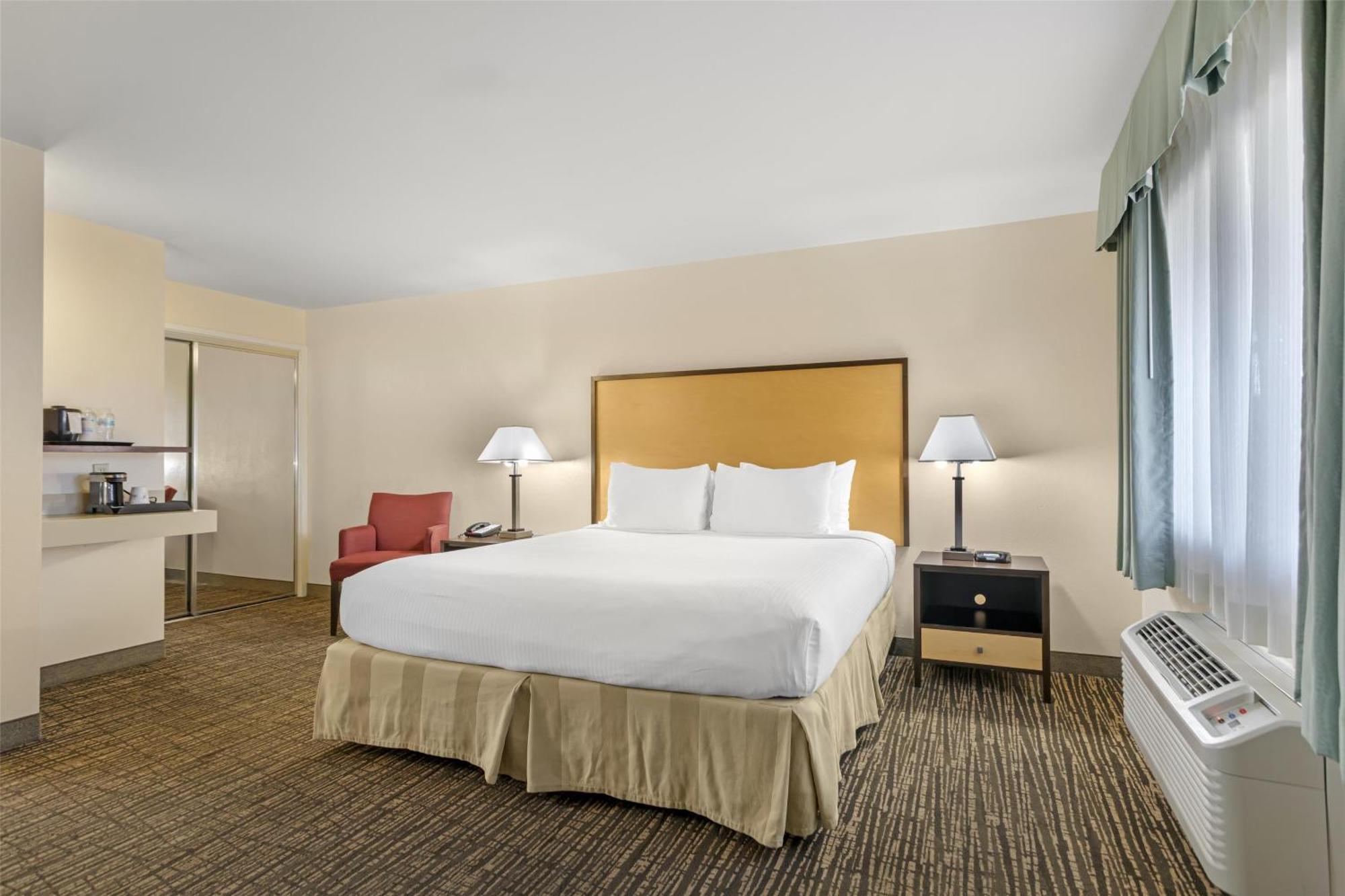King Room with Roll-in Shower - Disability Access - Non smoking