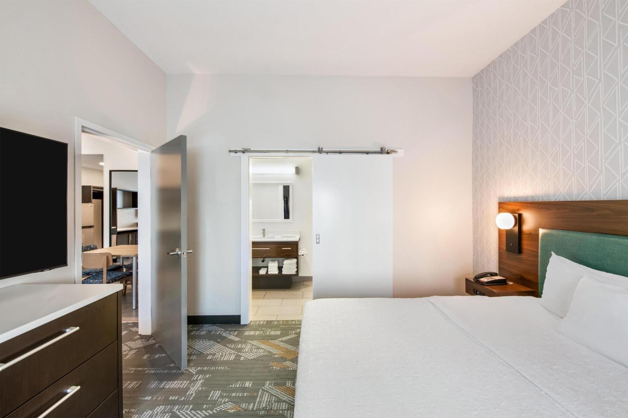 King Suite - Mobility Access/Non-Smoking