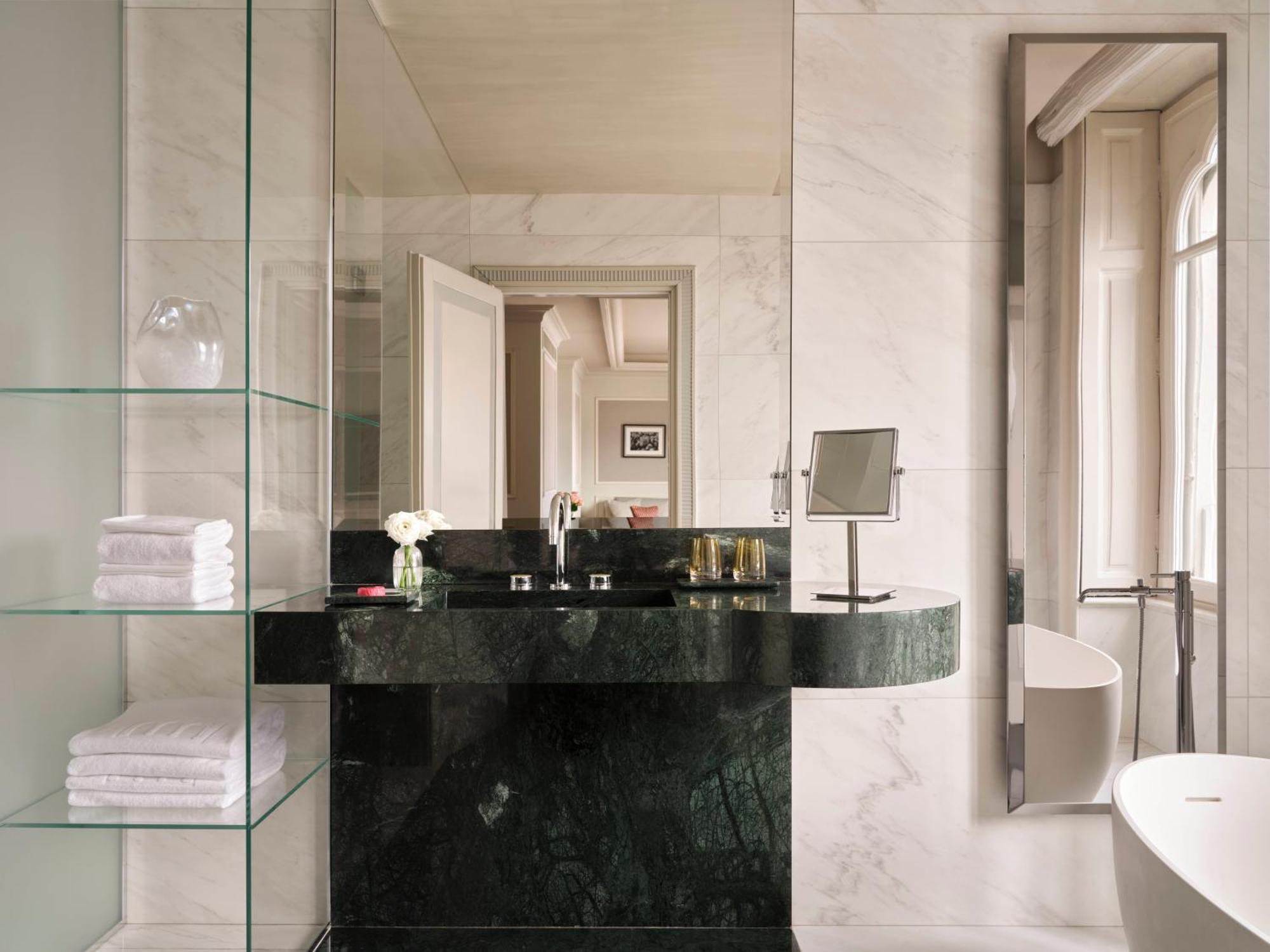 Suite with Lake View