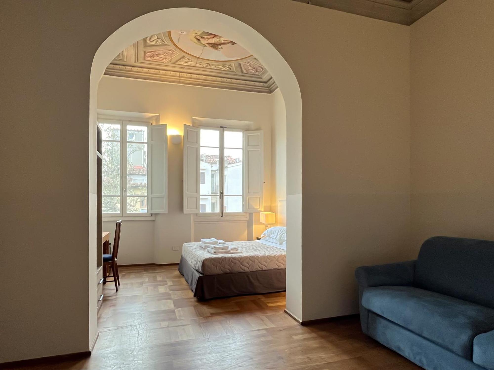 Habitación con cama grande y vistas al jardín