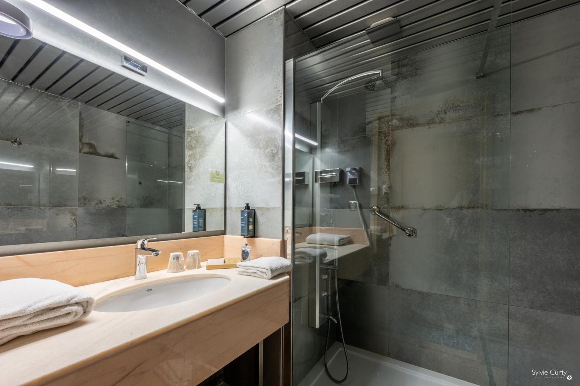 Chambre Double Supérieure - Vue sur Piscine