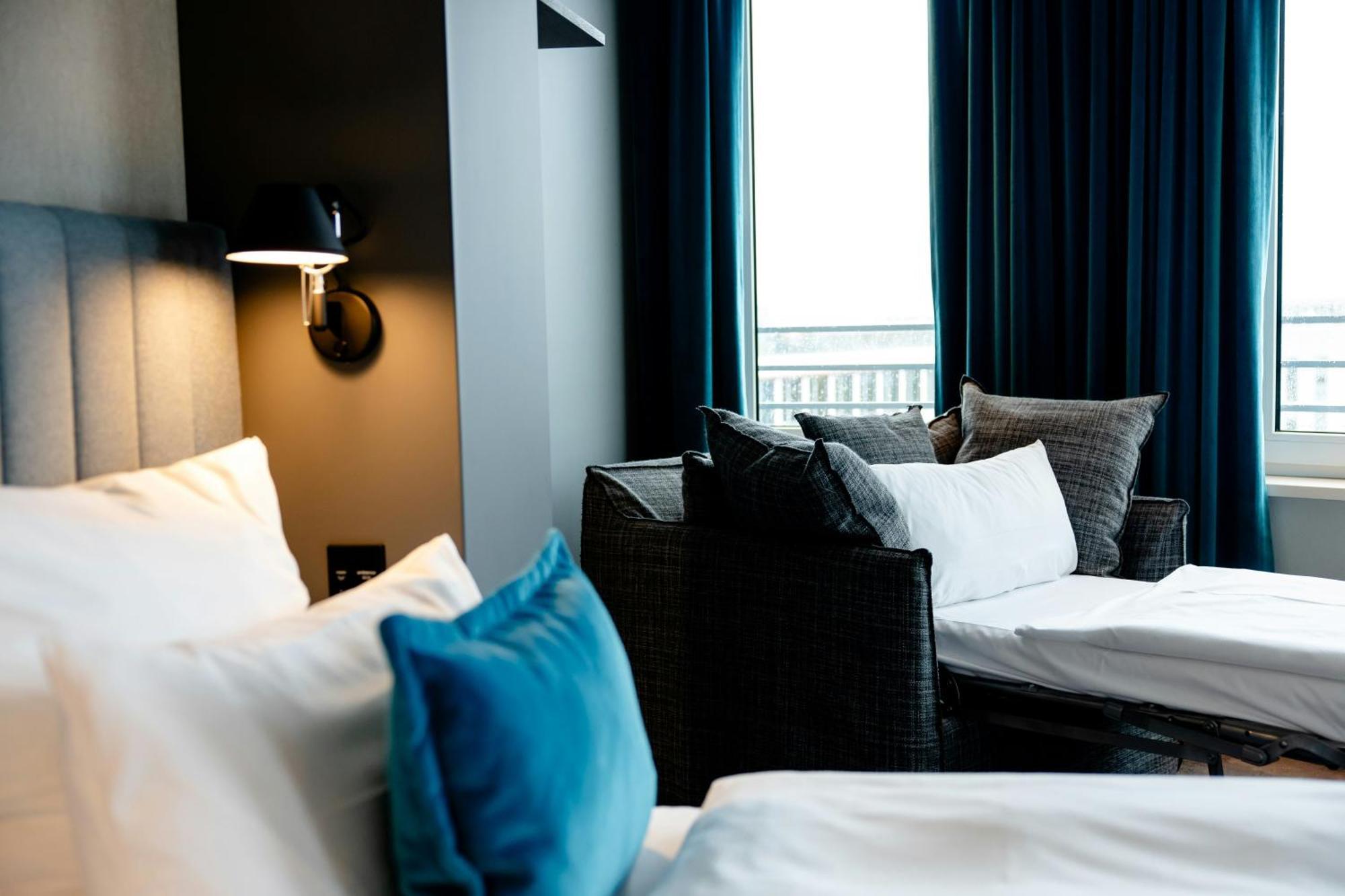Deluxe Room (2 Adults + 1 Child),1746868691:JPEG