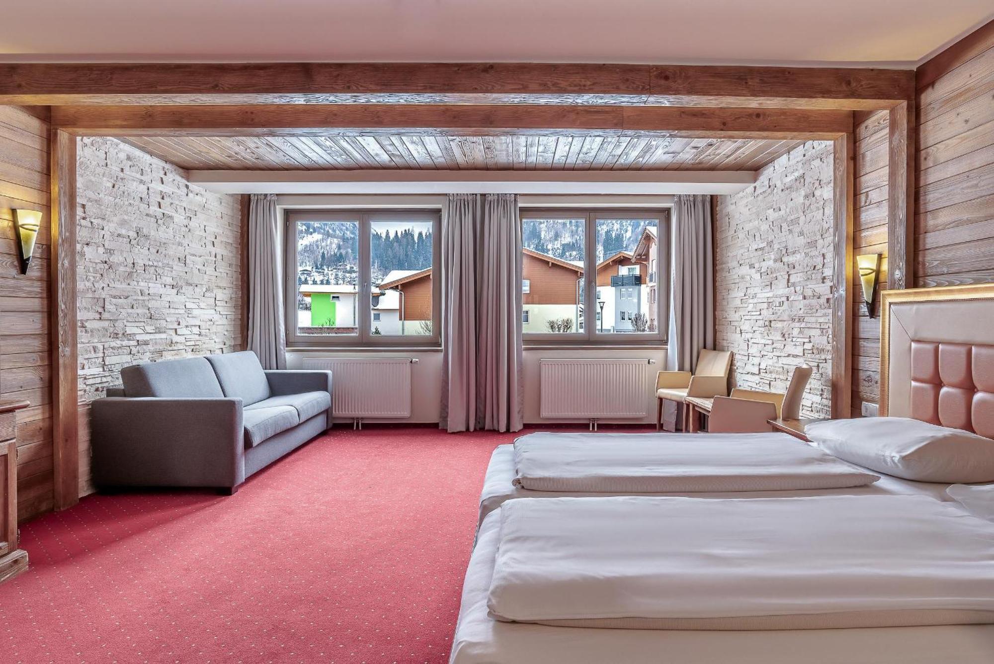 Dreibettzimmer mit Badewanne