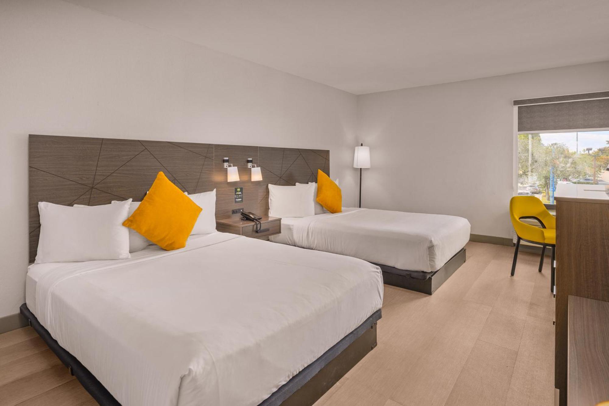 Quarto Duplo com 2 Camas de Casal - Acessível a Pessoas com Mobilidade Condicionada/Não Fumadores