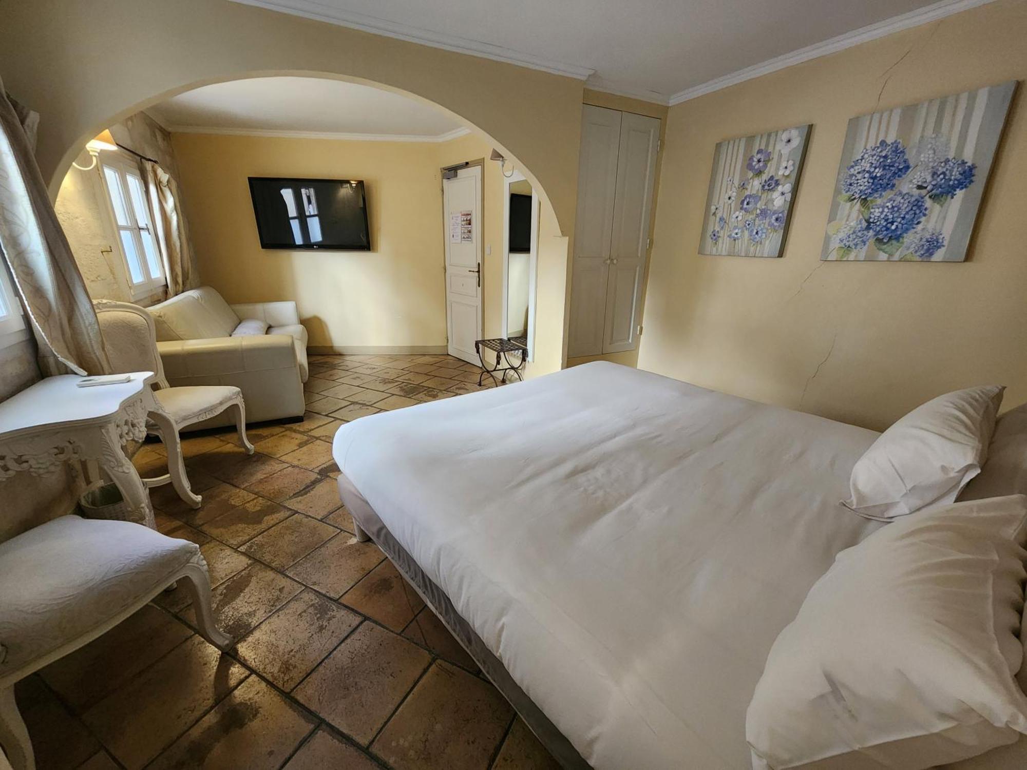 Large Double Room,1756427851:JPEG