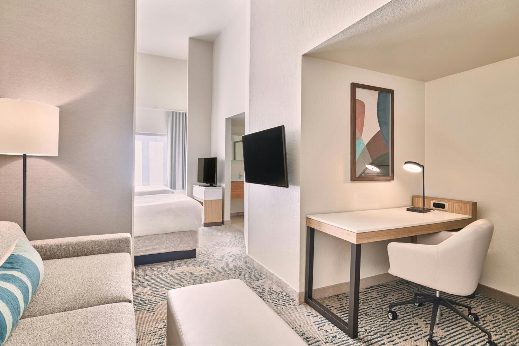 Suite with Two Queen Beds, Sofa Bed and Adapted Tub - Mobility and Hearing Accessible