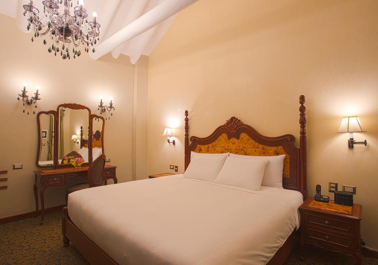 Quarto Deluxe com 1 Cama King-size e Vista do Corredor