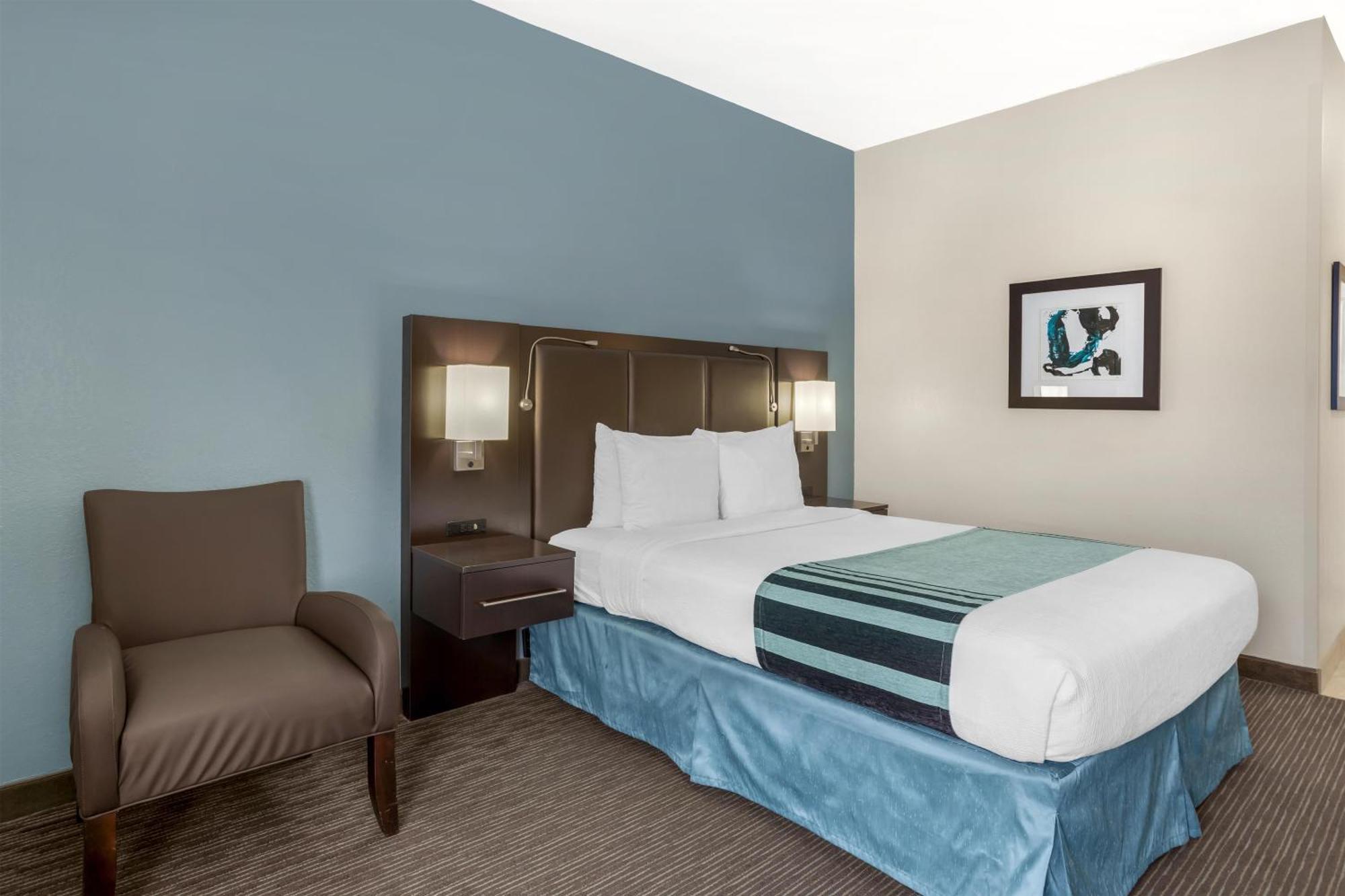 Queen Room with Roll-In Shower - Disability Access/Non-Smoking