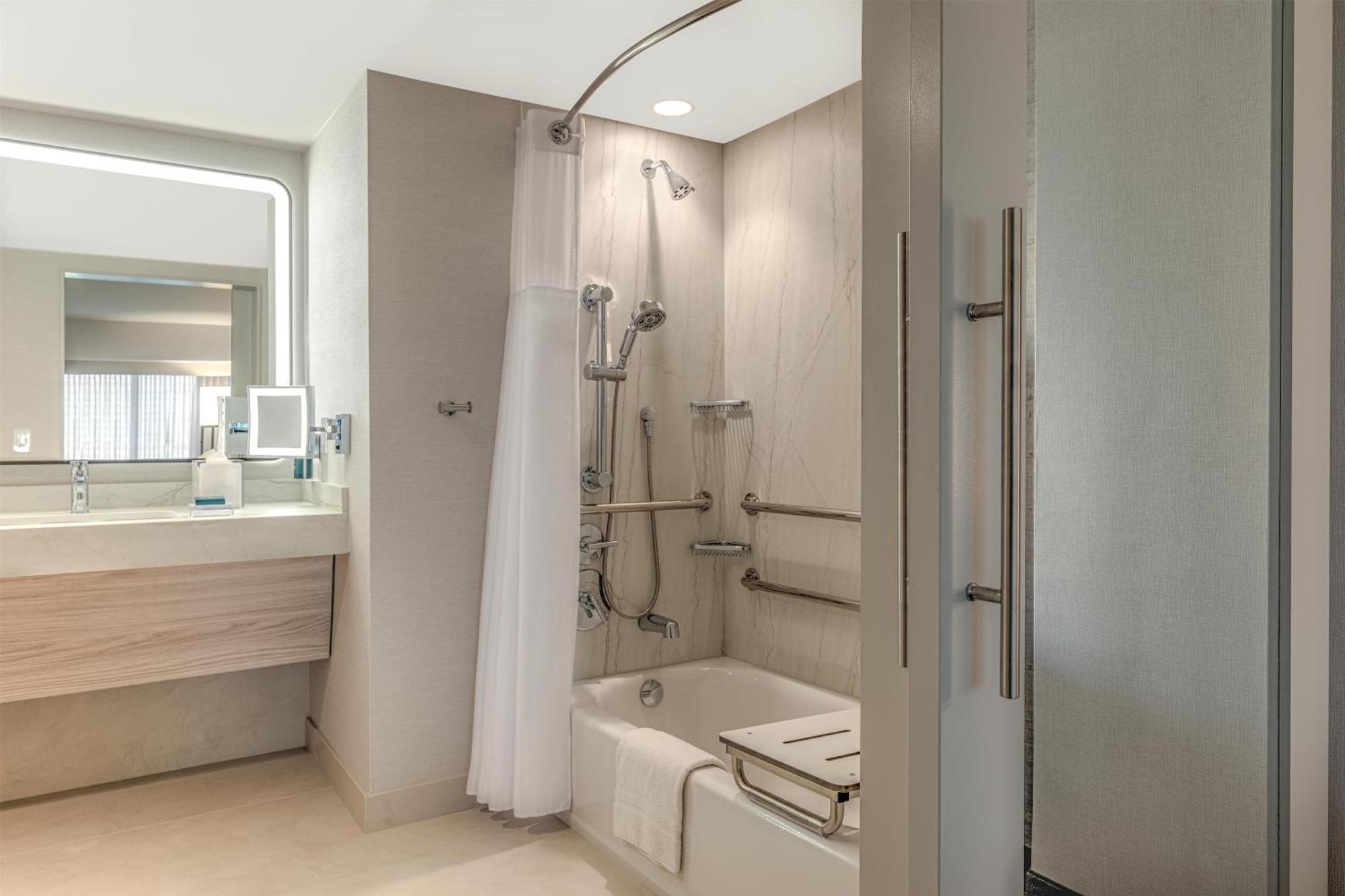 Habitación adaptada para personas con discapacidad/discapacidad auditiva y equipada con bañera - Cama extragrande