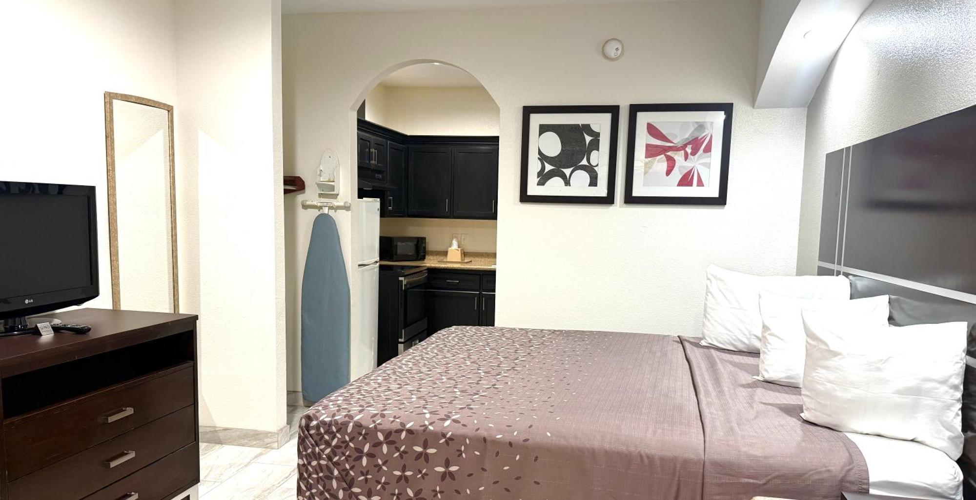 Queen Room with Kitchenette and Two Queen Beds