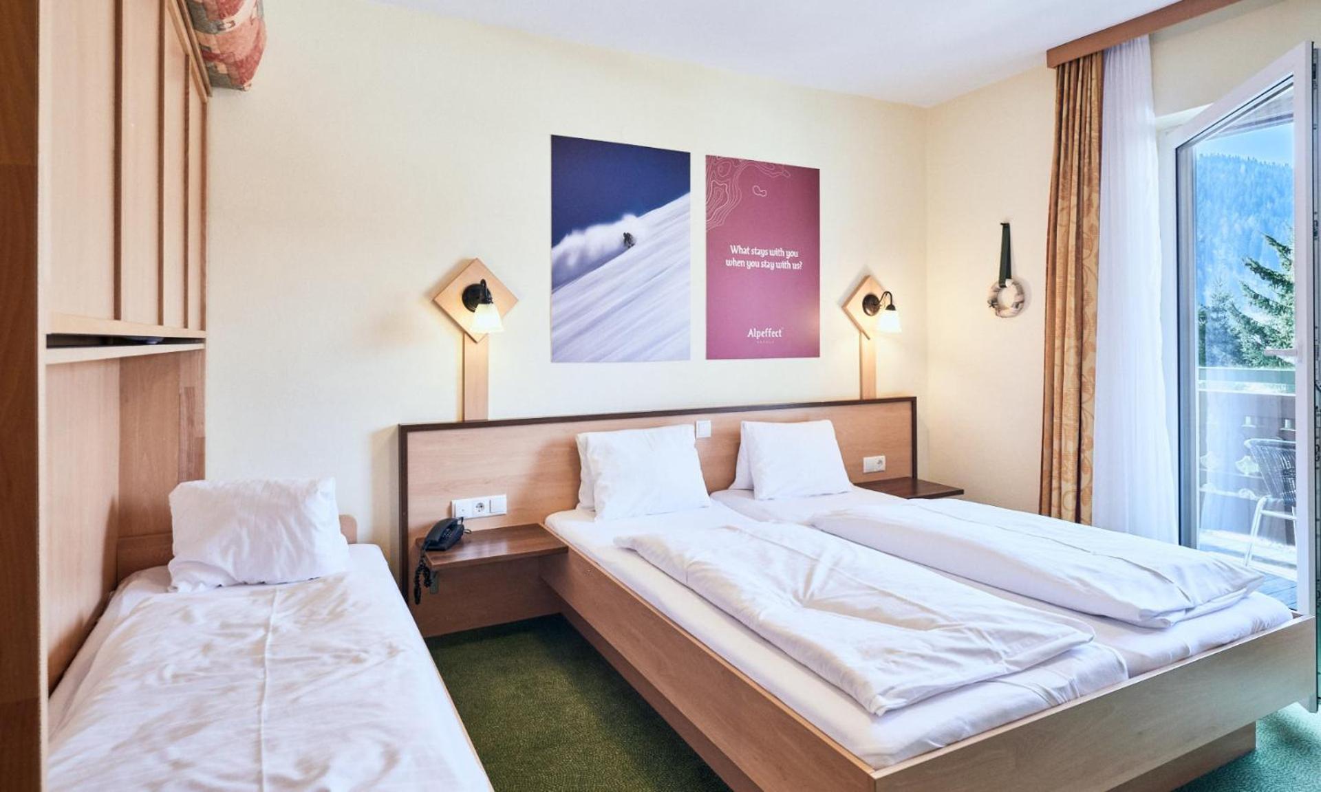 Doppelzimmer mit 2 Zustellbetten.