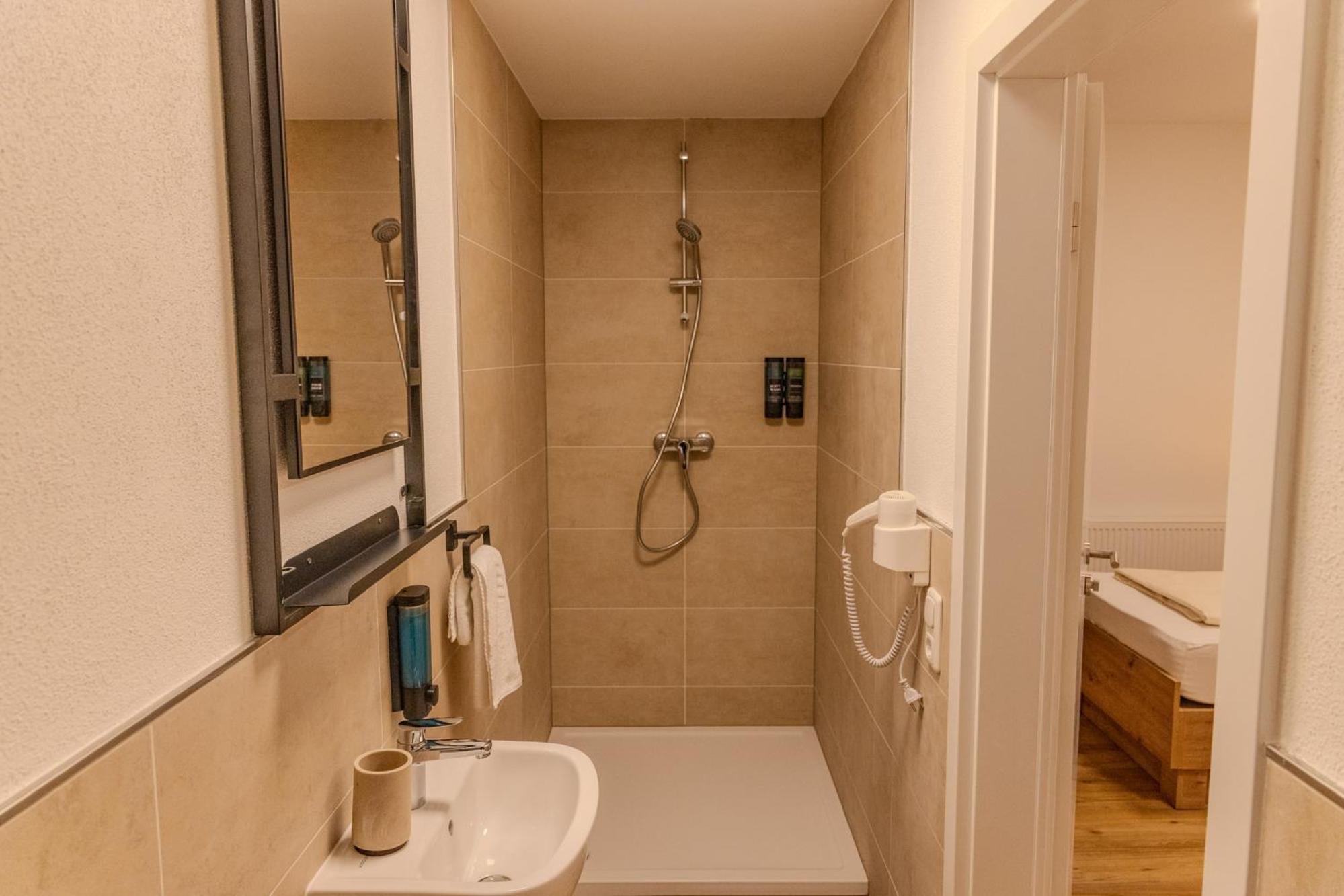 Tweepersoonskamer met 2 Aparte Bedden en Eigen Badkamer
