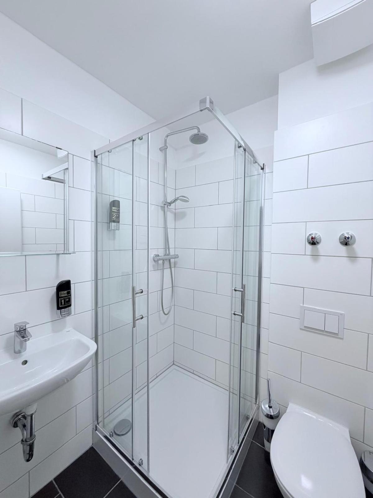 Studio-Ferienwohnung mit kleinem Doppelbett und Blick auf den Innenhof