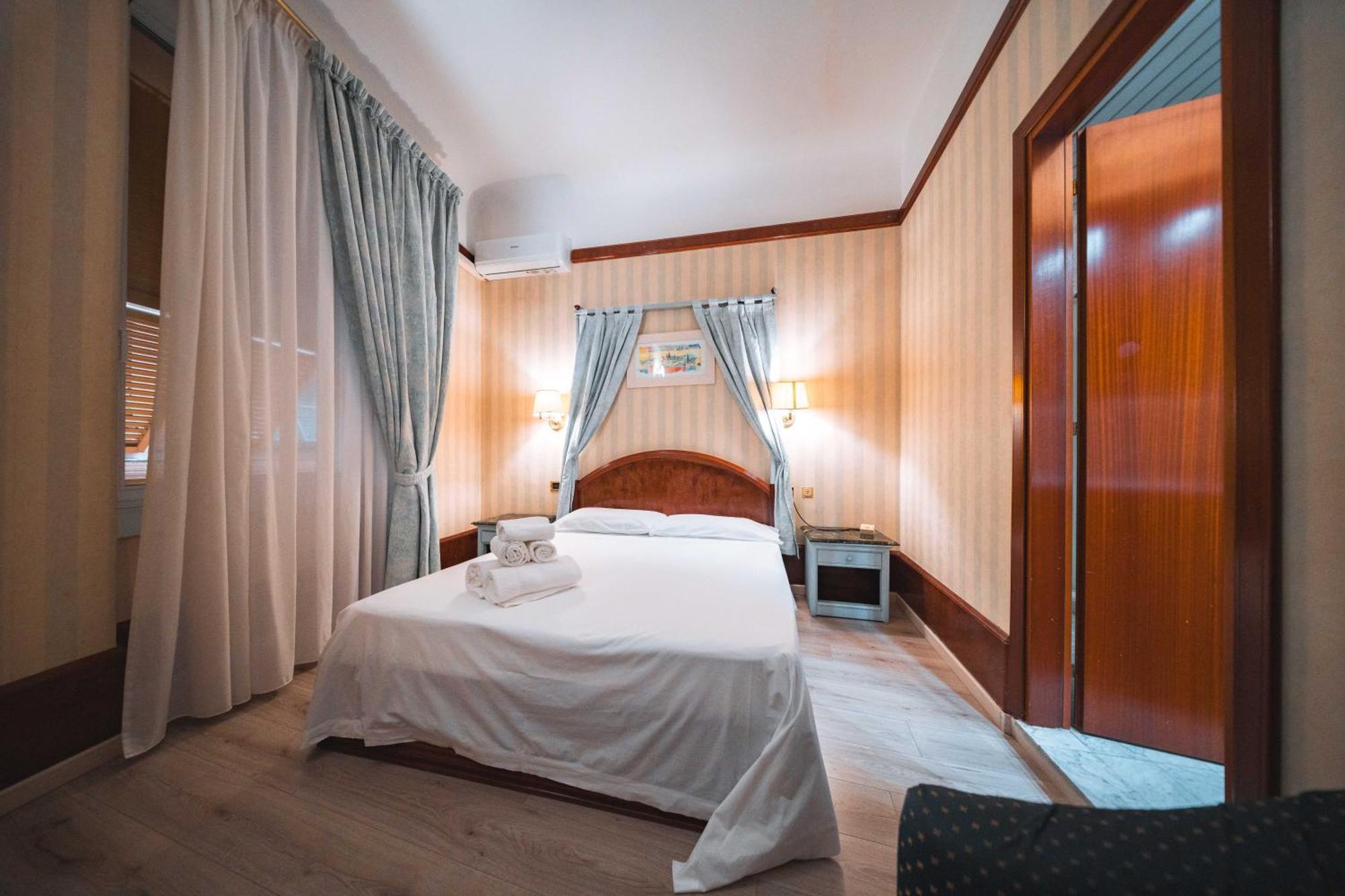 Camera Tripla