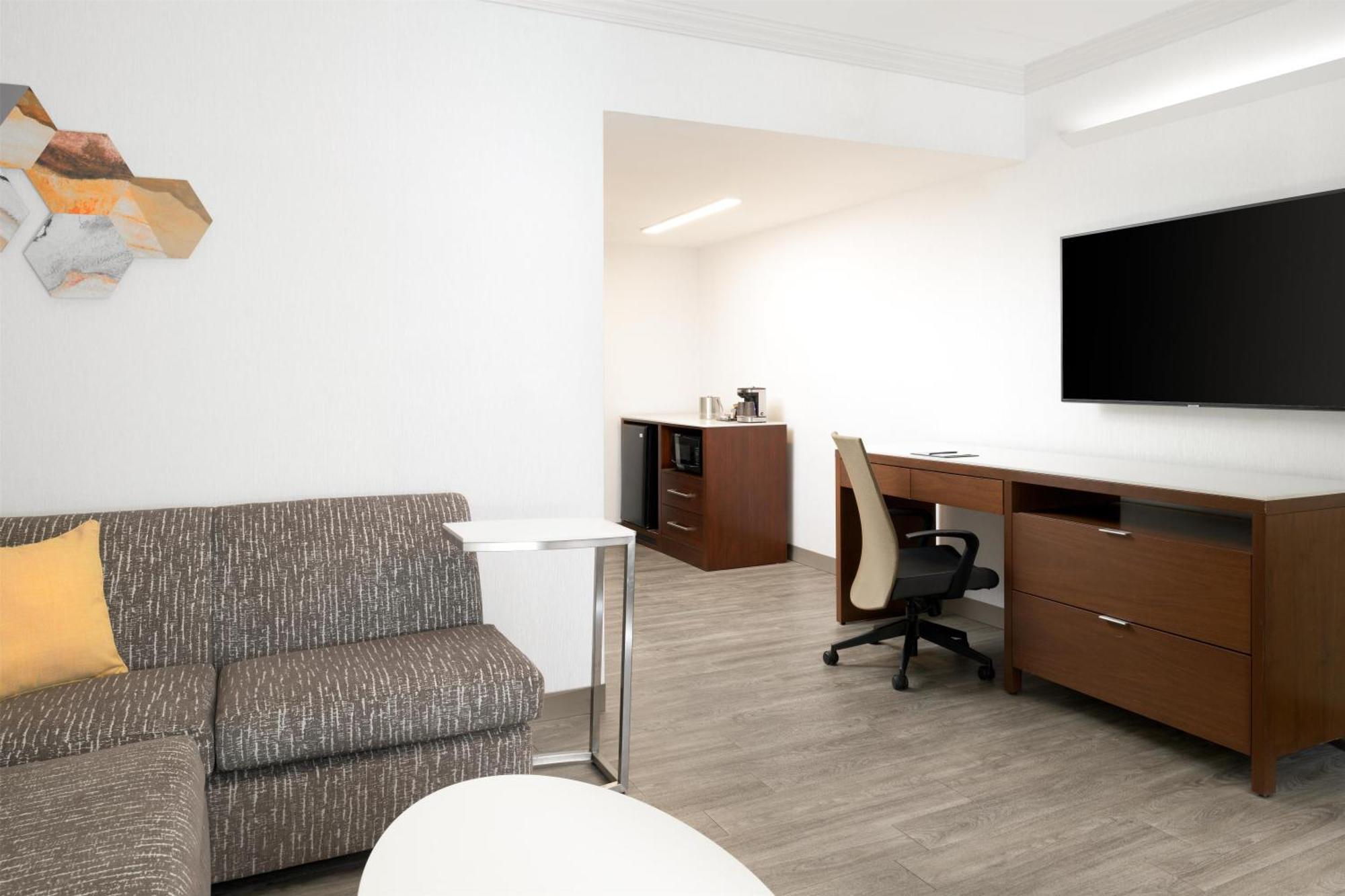 One-Bedroom Suite with One Queen Bed and Tub - Mobility Accessible