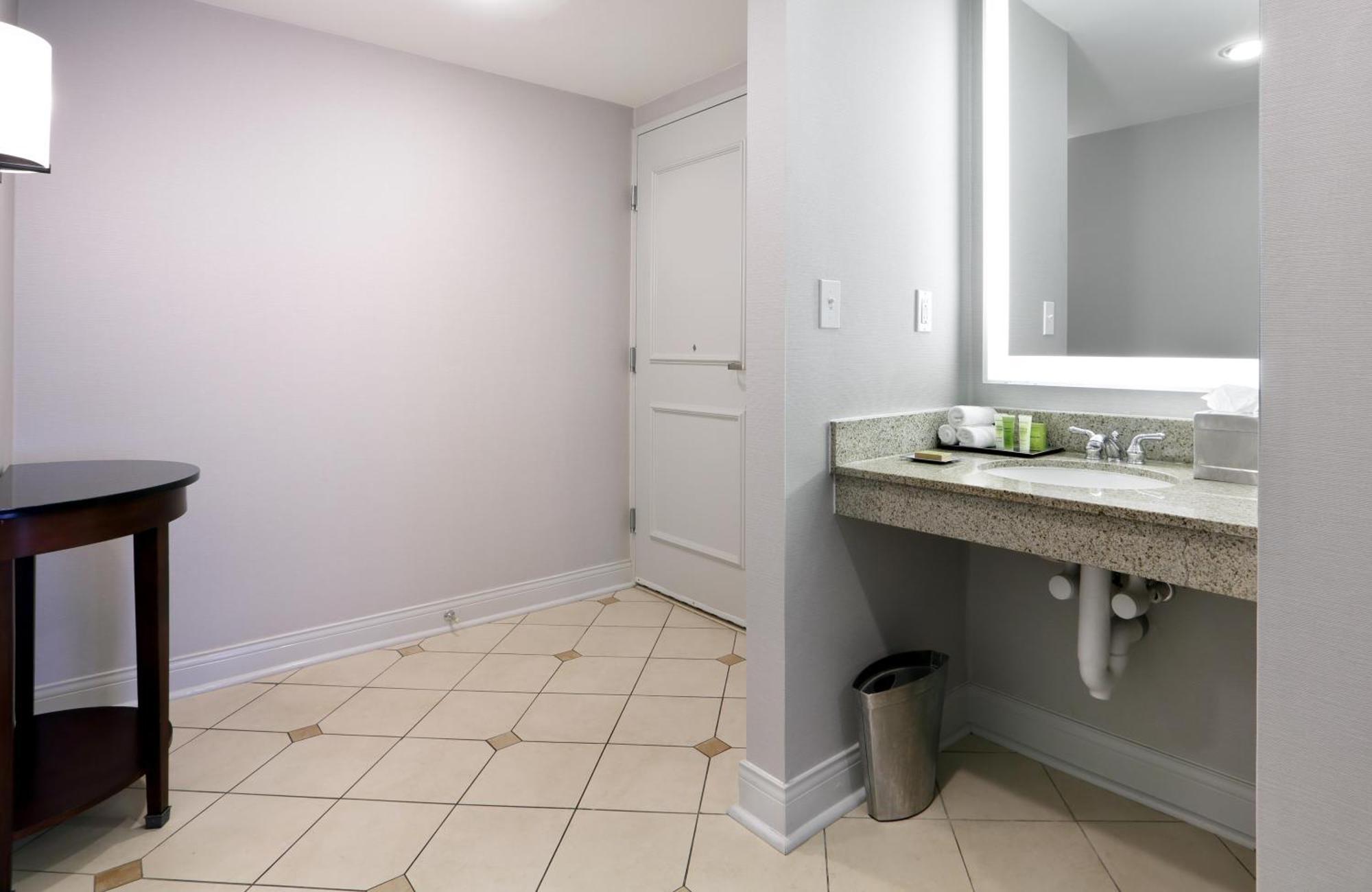 King Room with Roll-In Shower - Mobility Access