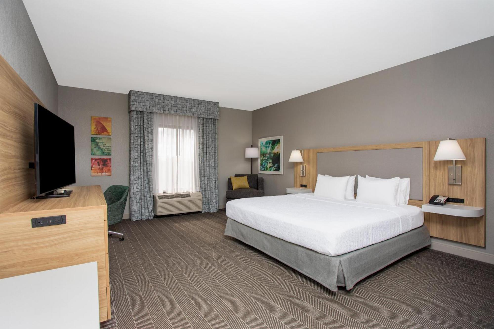 King Room with Accessible Tub - Mobility and Hearing Access/Non-Smoking