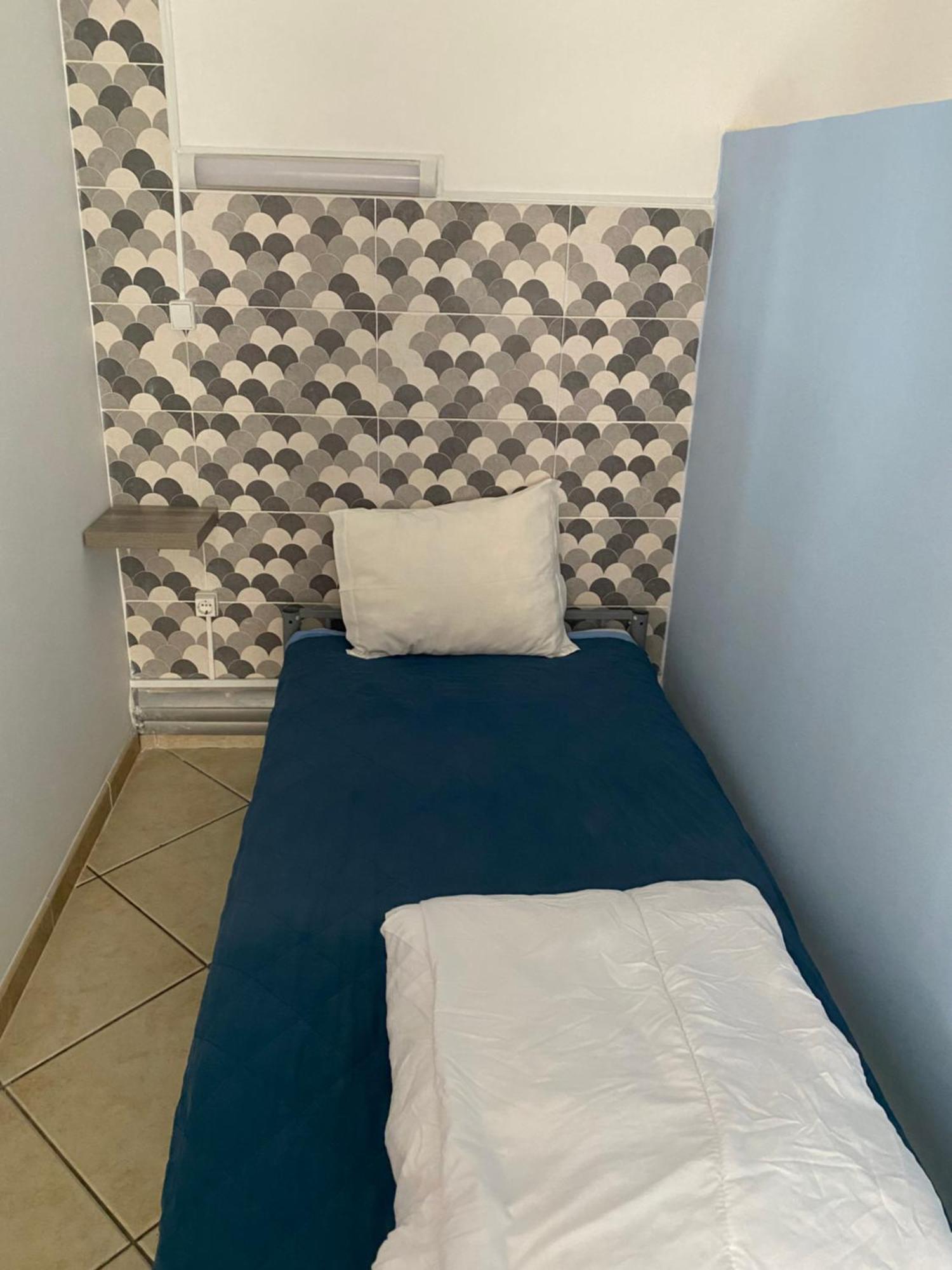Cama num Dormitório Misto com 8 Camas