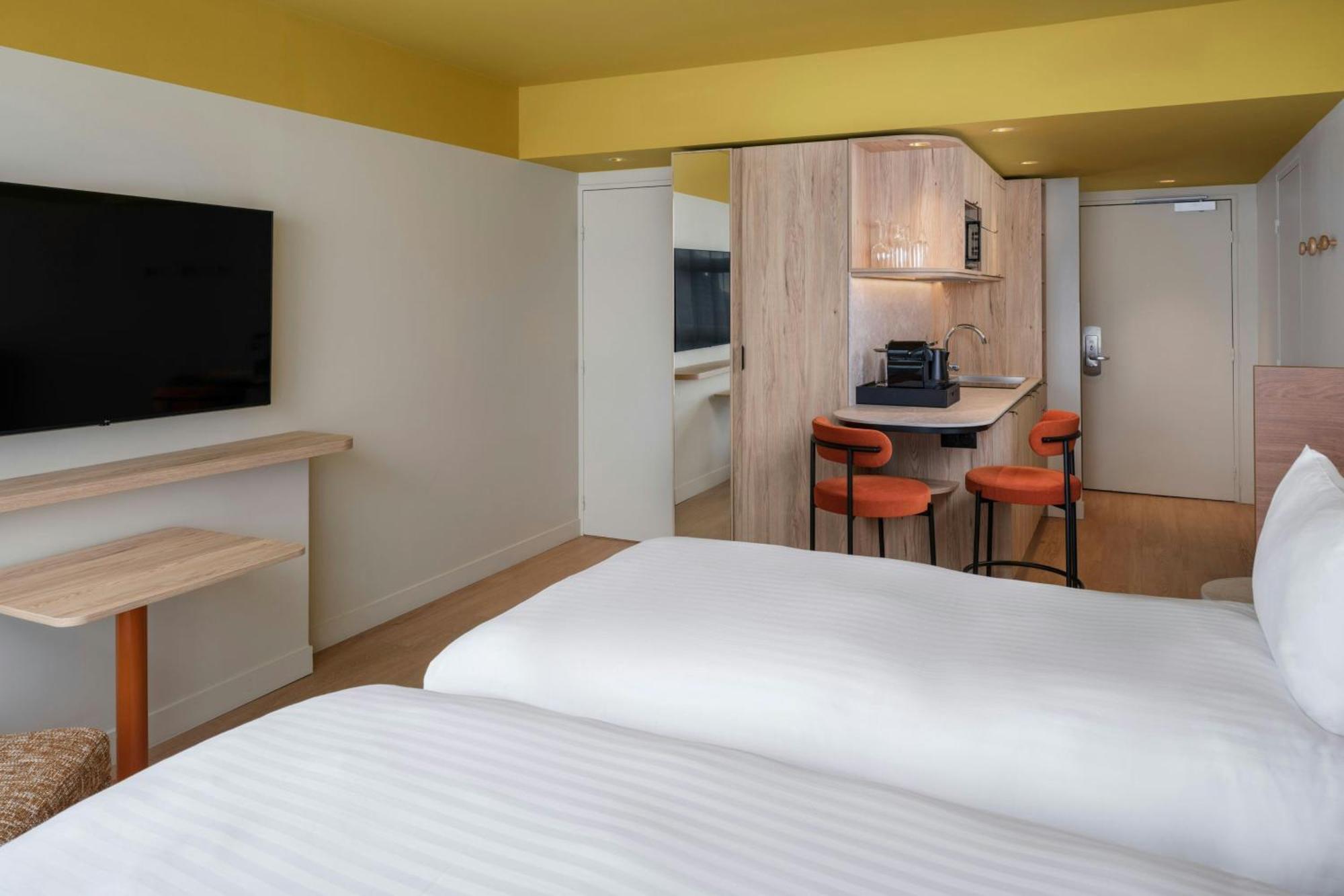 Twin Studio with Two Single Beds and Urban View - Mid Floor