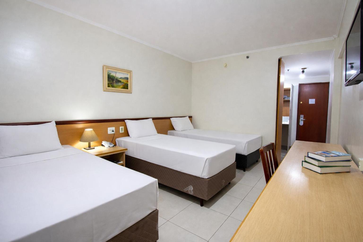 Quarto Triplo Executivo com 3 Camas de Solteiro
