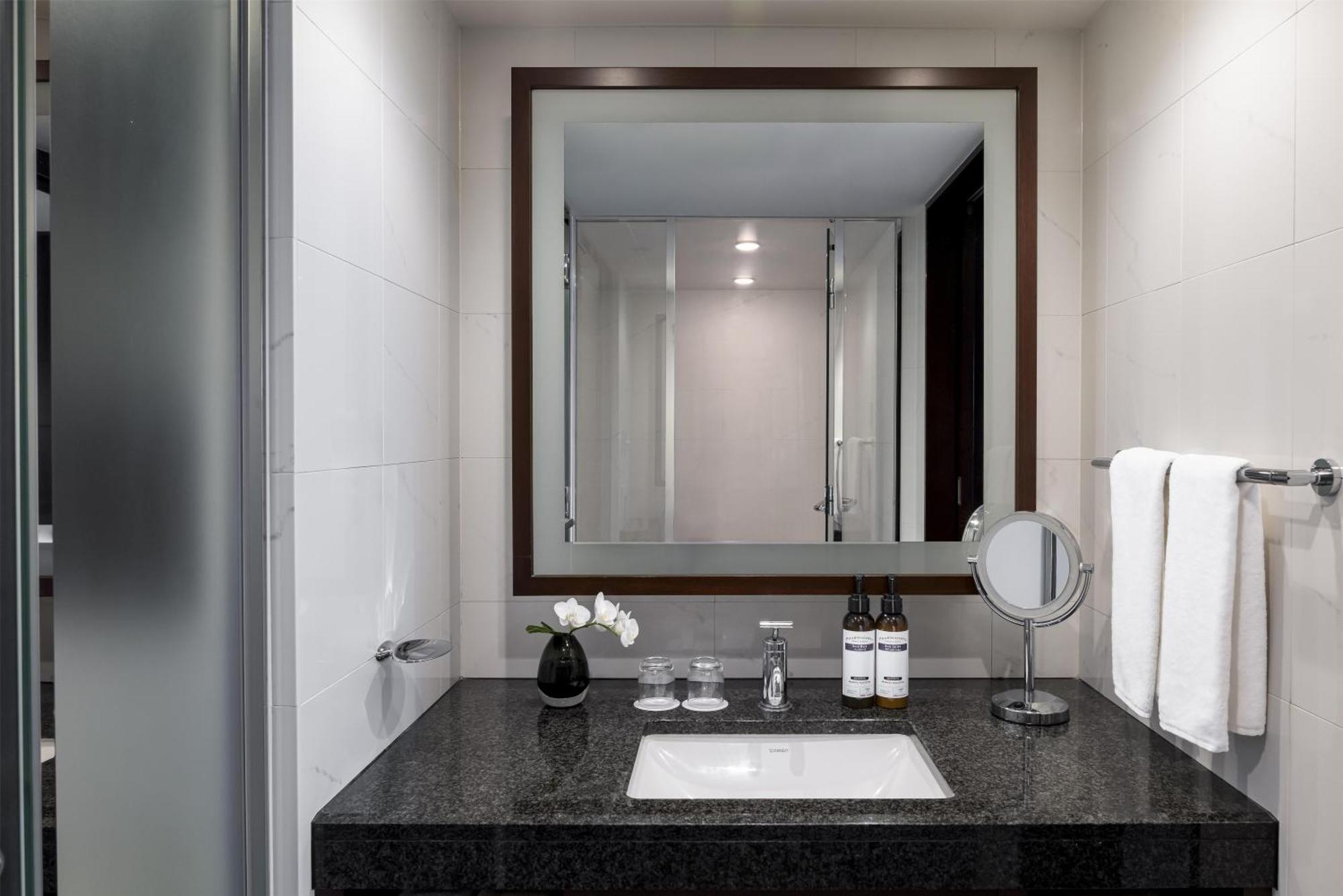 Deluxe King Room with Club Access