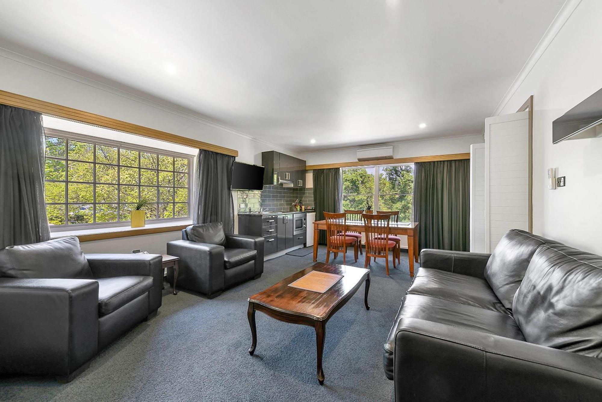 One-Bedroom King Apartment with Sofa Bed