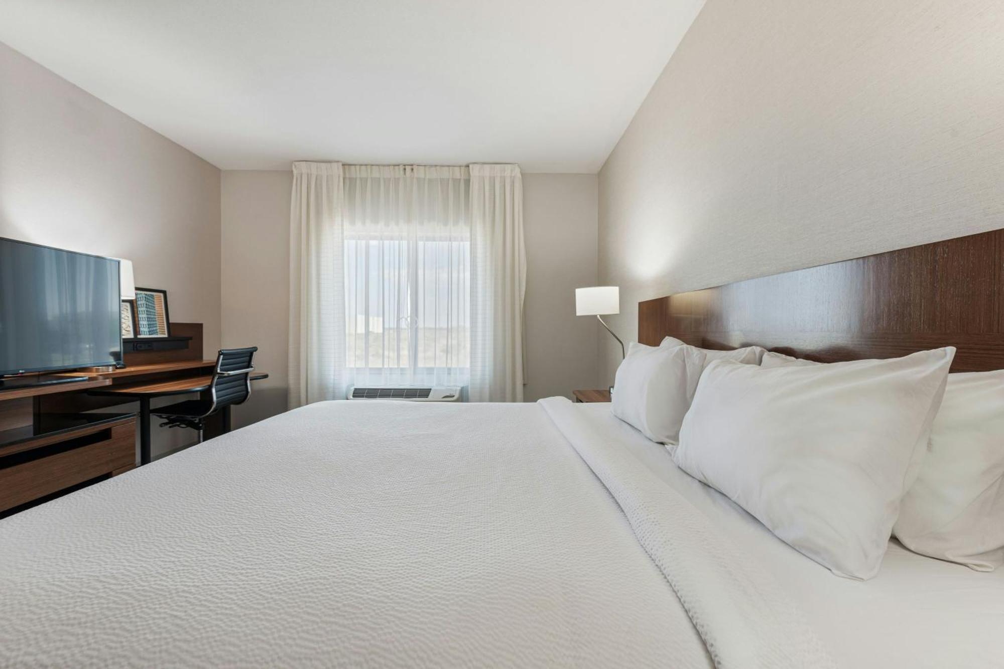 King Room with Roll-In Shower - Mobility Accessible