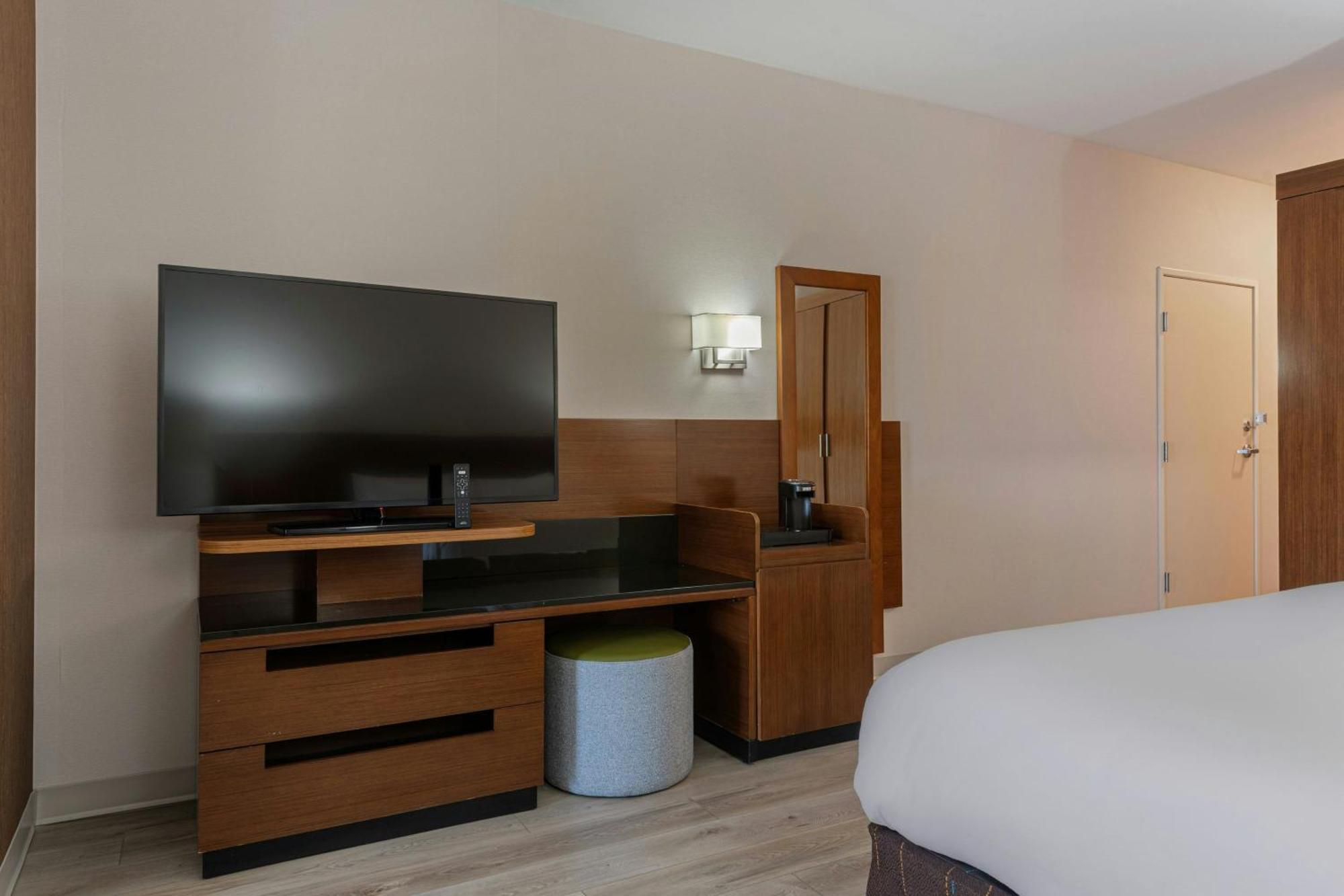 Studio with King Bed, Bathtub and Sofa Bed - Mobility Access