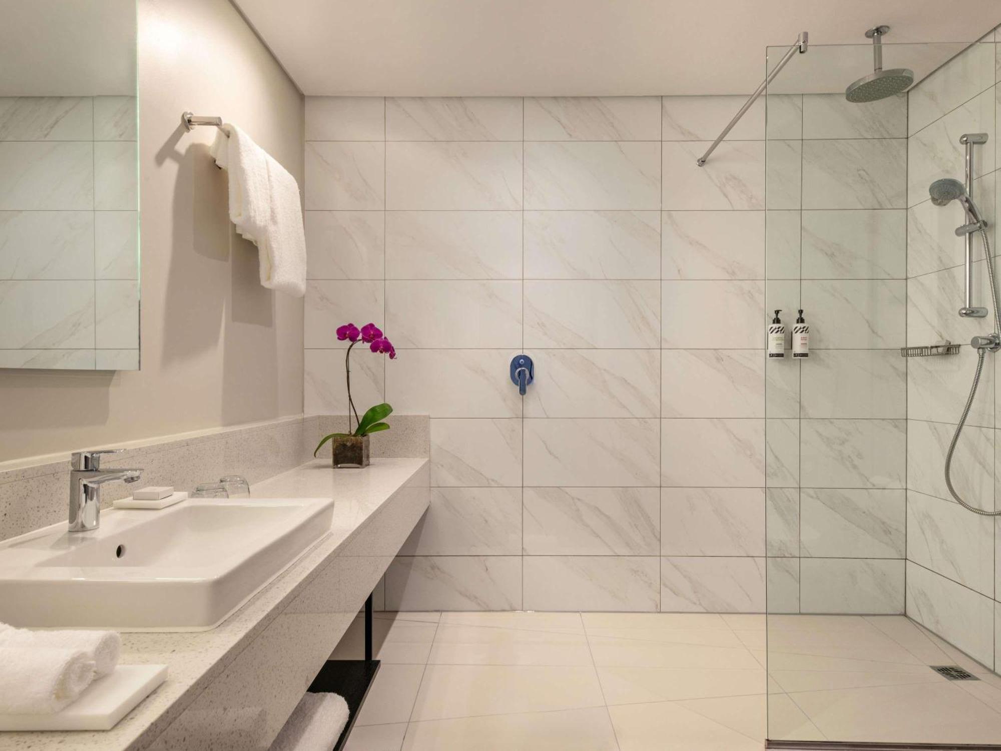 Chambre Lit King-Size Supérieure (Douche Uniquement)