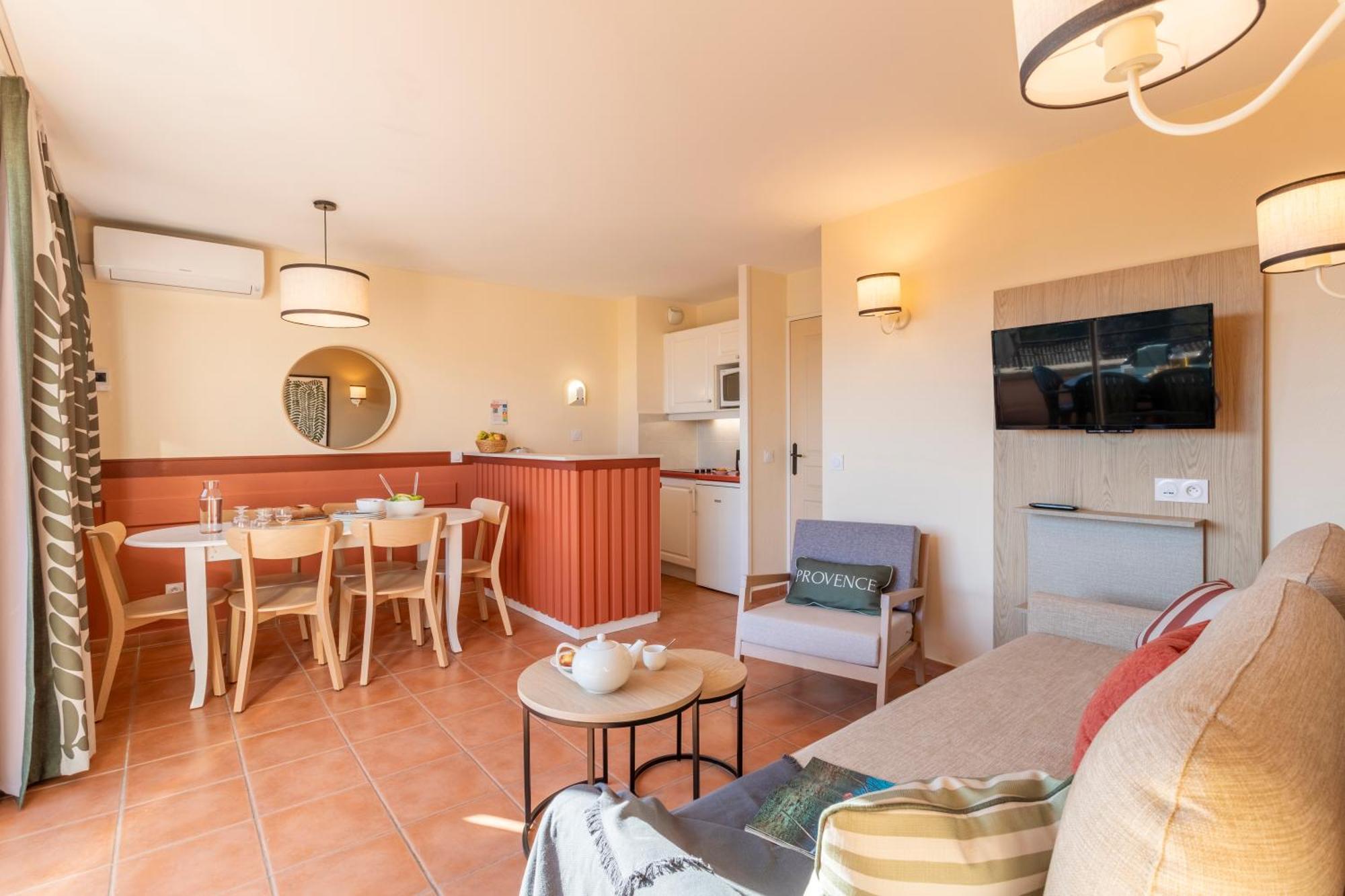 Superior One-Bedroom Apartment with Air Conditioning, Sleeping Alcove and Terrace or Balcony (6 People)