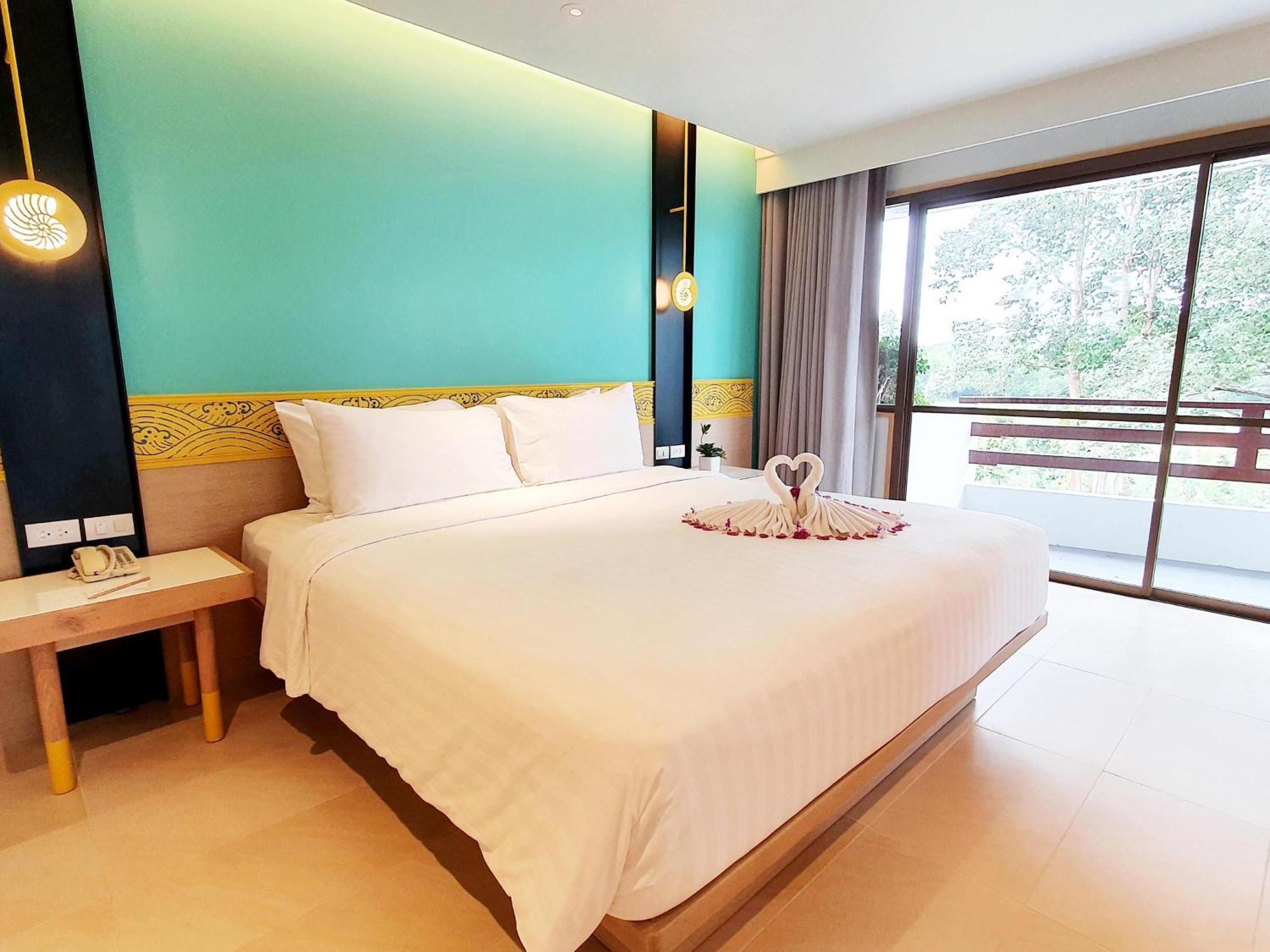 Superior Suite mit Kingsize-Bett, Wohnzimmer und Meerblick