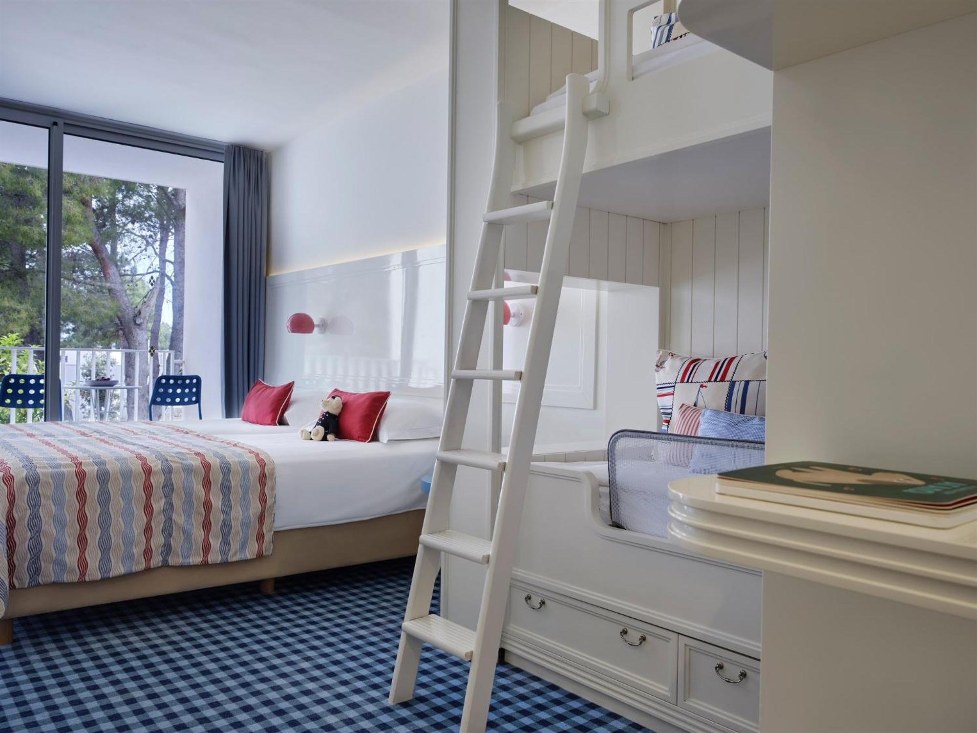 Familienzimmer mit Balkon und Blick auf den Innenhof