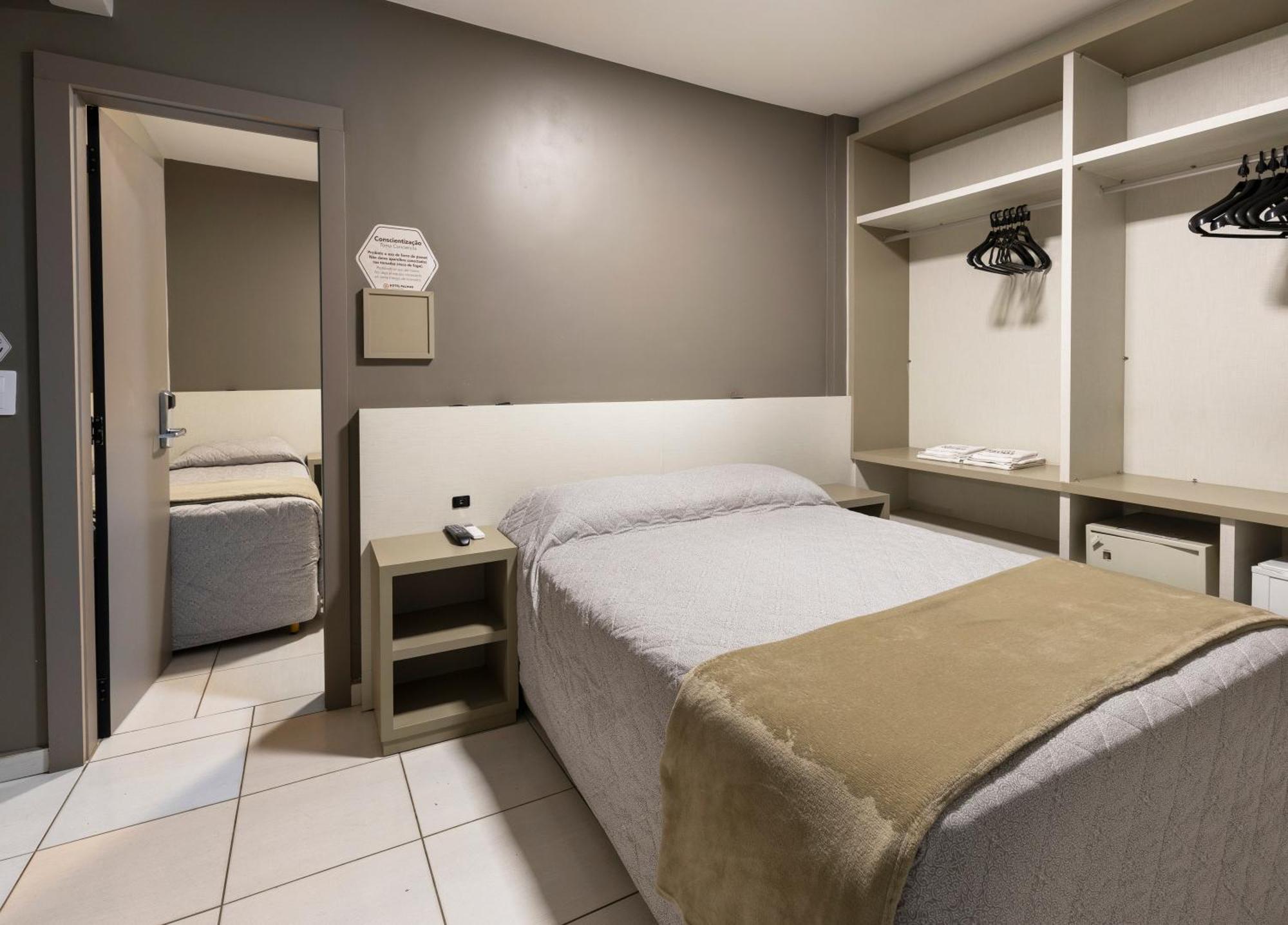Quarto Família com 2 Camas de Casal e 1 Cama de Solteiro