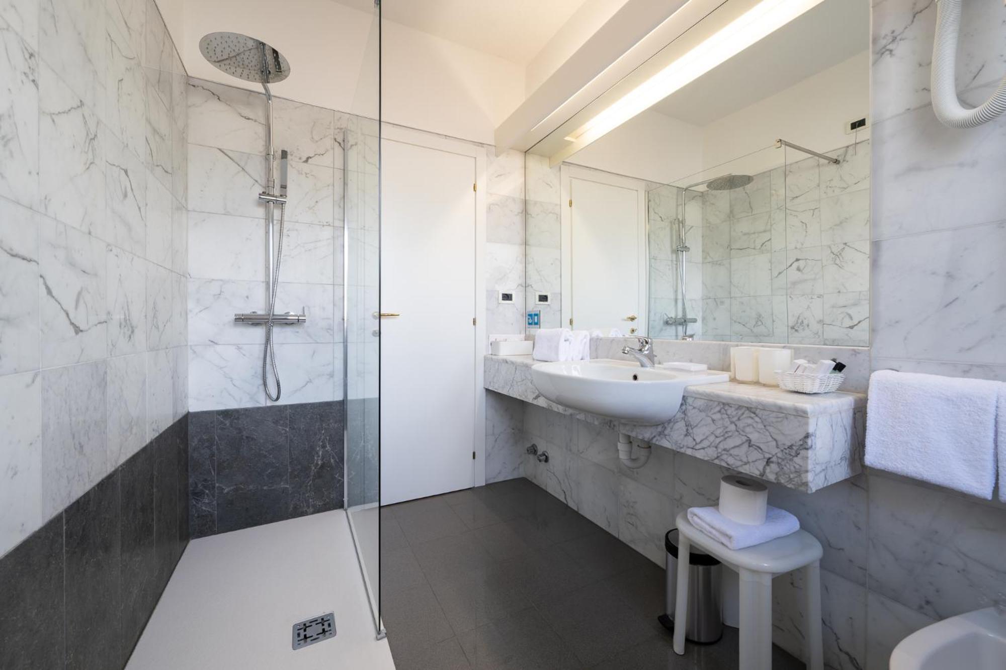Doppel- oder Zweibettzimmer mit eingeschränktem Seeblick
