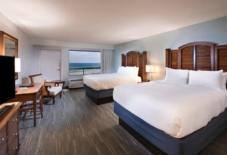 Deluxe Queen Room with Gulf View and Balcony