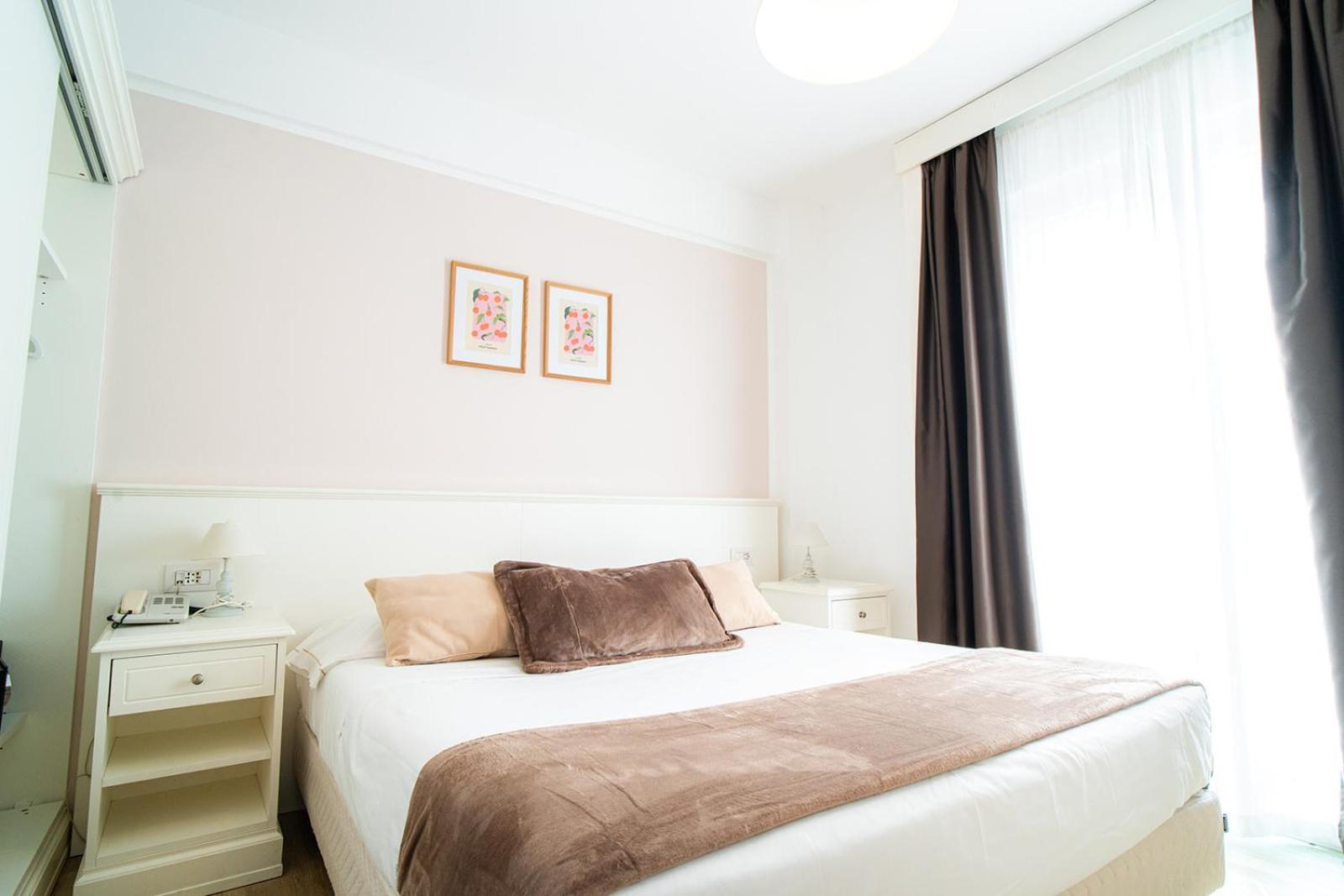 Dreibettzimmer mit Balkon und teilweisem Meerblick