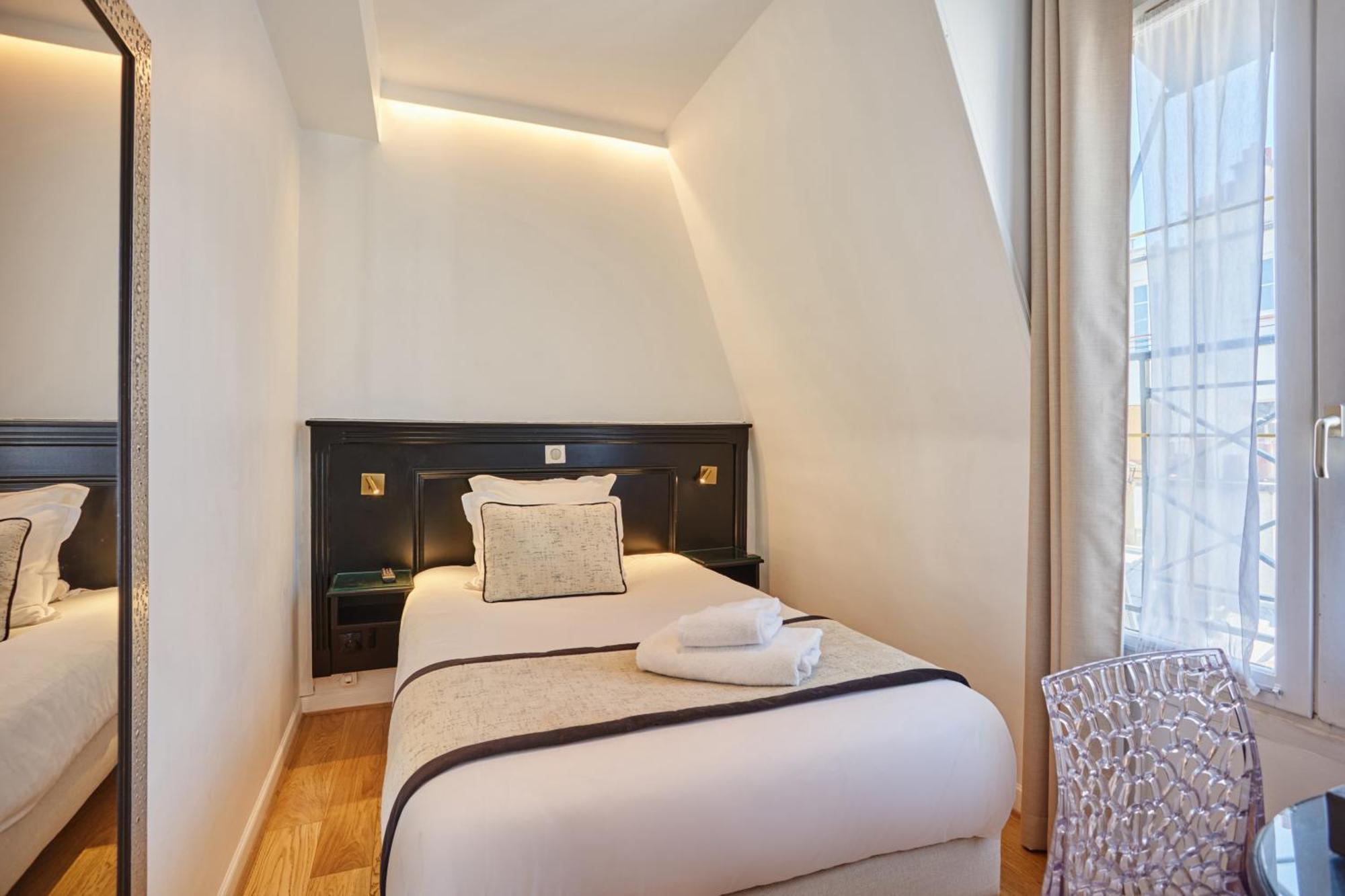 Quarto Individual com Vista para a Torre Eiffel