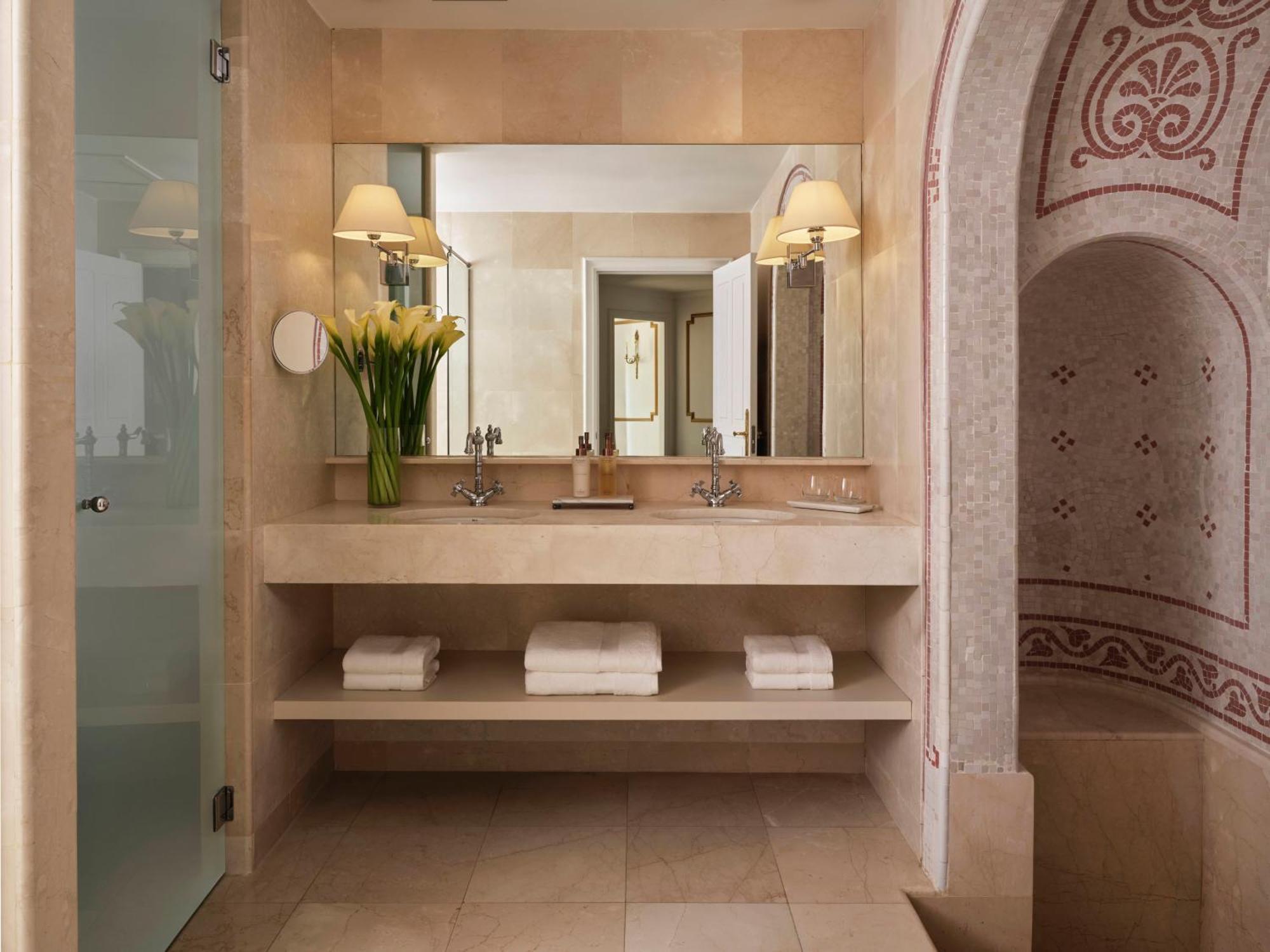 Classic Art One-Bedroom Suite