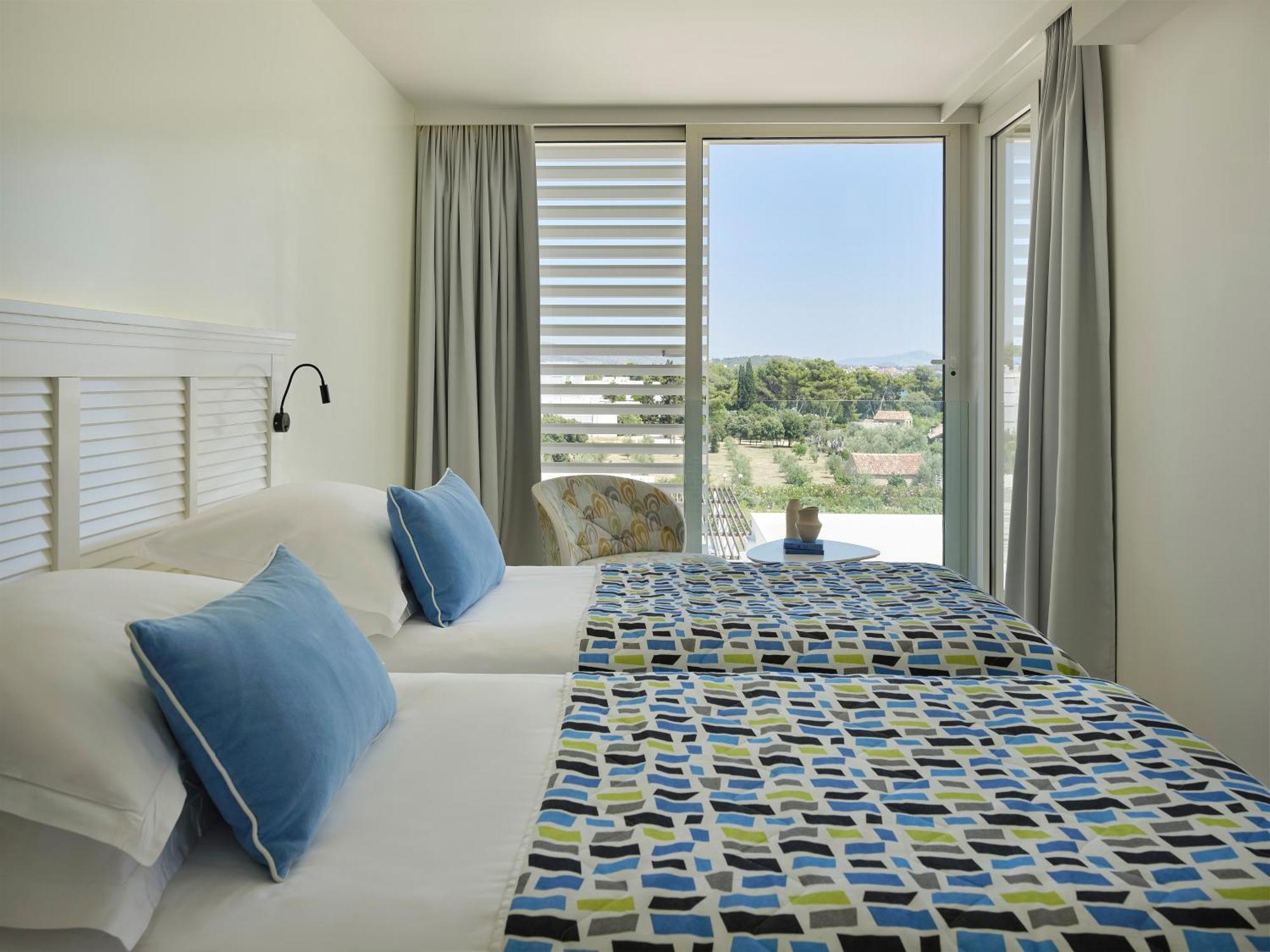 Doppel- oder Zweibettzimmer mit Balkon und Hofblick